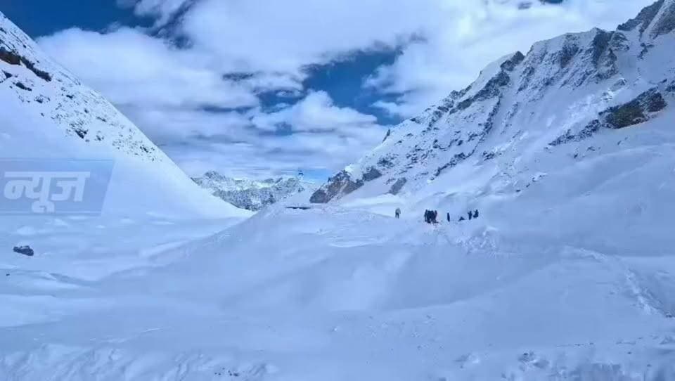 🚨 बासुकीताल-ऑडिन कोल ट्रैक पर 5 ट्रैकर्स लापता, सर्च अभियान जारी
रुद्रप्रयाग। केदारनाथ-बासुकीताल-ऑडिन कोल ट्रैक पर ट्रैकिंग के लिए निकला पांच सदस्यीय दल लापता हो गया है। 25 सितंबर को केदारनाथ से बासुकीताल के लिए रवाना हुआ दल ऑडिन कोल ट्रैक होते हुए गंगोत्री पहुंचने वाला था।
ट्रैकर्स से संपर्क टूटने के बाद परिजनों की सूचना पर प्रशासन ने सर्च अभियान शुरू किया। NDRF, SDRF और वन विभाग की टीमें ट्रैक रूट और संभावित स्थानों पर तलाश में जुटी हैं।
खराब मौसम और लो विजिबिलिटी के कारण हेलीकॉप्टर से सर्च ऑपरेशन में भी दिक्कतें आ रही हैं। बुधवार सुबह से एक बार फिर सर्च अभियान तेज किया गया है।
📍 फिलहाल पांचों ट्रैकर्स का कोई पता नहीं चल पाया है।
🔎 टीमें लगातार तलाश में जुटी हैं और सभी की सुरक्षित बरामदगी के प्रयास जारी हैं।
#Rudraprayag #Kedarnath #BasukiTal #AudinCol #MissingTrekkers #SearchOperation #NDRF #SDRF #Uttarakhand