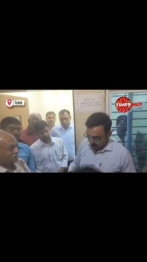 एमजी रोड एक साल से खुदा, व्यापारियों का कारोबार प्रभावित
नवरात्रि और त्योहारी सीजन से पहले सड़क निर्माण जल्द पूरा कराने की मांग, निगमायुक्त को सौंपा ज्ञापन
देवास। शहर के प्रमुख मार्ग एमजी रोड पर करीब एक साल से चल रहे सड़क निर्माण कार्य के कारण व्यापारियों और आमजन की परेशानी बढ़ती जा रही है। नॉवेल्टी चौराहे से तहसील चौराहे तक कई स्थानों पर सड़क अब भी खुदी पड़ी है। बड़े-बड़े गड्ढों, धूल और मिट्टी के कारण आवागमन प्रभावित होने के साथ क्षेत्र के व्यापारियों का कारोबार भी प्रभावित हो रहा है।
समस्या को लेकर क्षेत्र के व्यापारी बुधवार को नगर निगम पहुंचे और निगमायुक्त दलीप कुमार को ज्ञापन सौंपकर सड़क निर्माण कार्य जल्द पूरा कराने की मांग की। व्यापारियों ने बताया कि मुख्य बाजार होने के कारण इस मार्ग पर दिनभर बड़ी संख्या में लोगों की आवाजाही रहती है, लेकिन लंबे समय से सड़क की स्थिति खराब होने के कारण ग्राहक दुकानों तक पहुंचने से बच रहे हैं। इससे व्यापार में लगातार कमी आ रही है और दुकानदारों के लिए किराया सहित अन्य खर्च निकालना भी मुश्किल हो रहा है।
व्यापारियों ने ज्ञापन में कहा कि नवरात्रि के साथ ही त्योहारी और शादी-विवाह का सीजन शुरू होने वाला है। ऐसे समय में बाजार में ग्राहकों की आवाजाही बढ़ती है, लेकिन सड़क की मौजूदा स्थिति व्यापार के लिए बड़ी बाधा बनी हुई है। उन्होंने मांग की कि सड़क निर्माण कार्य में तेजी लाते हुए जरूरत पड़ने पर रात्रिकालीन समय में भी काम कराया जाए, ताकि मार्ग को जल्द से जल्द व्यवस्थित किया जा सके।
व्यापारियों का कहना है कि एमजी रोड शहर का प्रमुखतम मार्ग है। ऐसे महत्वपूर्ण मार्ग का लंबे समय तक निर्माणाधीन रहना केवल व्यापारियों ही नहीं, बल्कि रोजाना यहां से गुजरने वाले हजारों लोगों के लिए भी परेशानी का कारण बन रहा है। उन्होंने निगम प्रशासन से निर्माण की समयसीमा तय कर काम पूरा कराने और तब तक आवागमन के लिए बेहतर वैकल्पिक व्यवस्था करने की मांग की।
#देवास #एमजीरोड #नगरनिगमदेवास #व्यापारी #सड़कनिर्माण