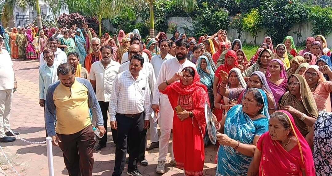 कम मानदेय और भुगतान में देरी से नाराज रसोइया बहनें पहुंचीं कलेक्ट्रेट
13 सूत्रीय मांगों का ज्ञापन सौंपा, एक सप्ताह में निराकरण के आश्वासन पर टली हड़ताल
देवास। कम मानदेय, भुगतान में देरी और काम के बढ़ते बोझ से जुड़ी समस्याओं को लेकर जिलेभर की महिला रसोइया एवं स्वयं सहायता समूहों से जुड़ी महिलाओं ने मंगलवार को कलेक्ट्रेट पहुंचकर प्रदर्शन किया। महिला स्वयं सहायता समूह महासंघ एवं एमडीएम-सांझा चूल्हा रसोइया संघ के बैनर तले महिलाओं ने रैली निकालकर नारेबाजी की और कलेक्टर के नाम 13 सूत्रीय ज्ञापन सौंपा।
संघ जिलाध्यक्ष ज्योति अर्जुन बैरागी ने कहा कि महिलाएं लंबे समय से आंगनवाड़ी, पूरक पोषण आहार और स्कूलों में मध्यान्ह भोजन व्यवस्था का काम कर रही हैं, लेकिन सीमित मानदेय, बढ़ती लागत और भुगतान में देरी के कारण आर्थिक परेशानियों का सामना करना पड़ रहा है।
ज्ञापन में मध्यान्ह भोजन और आंगनवाड़ी योजना की राशि हर माह समय पर जारी करने तथा लंबित भुगतान कराने, आंगनवाड़ी रसोइयों का 500 रुपए मासिक मानदेय बढ़ाने और मध्यान्ह भोजन रसोइयों को 10 की बजाय 12 माह का मानदेय देने की मांग प्रमुख रही। पूरक पोषण आहार की लागत व खाद्यान्न मात्रा बढ़ाने, आंगनवाड़ी के लिए पर्याप्त ईंधन-परिवहन राशि और स्कूलों में गैस की उपलब्धता व बुकिंग व्यवस्था आसान करने की मांग भी रखी गई।
रसोइयों ने ड्रेस के लिए प्रतिवर्ष 1,000 रुपए देने, बच्चों की जूठी थालियां साफ करने के लिए अतिरिक्त कर्मचारी अथवा अतिरिक्त मानदेय देने तथा कम बच्चों की संख्या के आधार पर लंबे समय से कार्यरत अनुभवी रसोइयों को हटाने पर रोक लगाने की मांग की। इसके साथ ही समूहों को अनावश्यक कागजी कार्रवाई से राहत, अनुबंध नवीनीकरण की अवधि पांच वर्ष करने और ई-केवाईसी व पोर्टल संबंधी प्रक्रियाओं में अनावश्यक परेशानी रोकने की मांग की गई।
महिलाओं ने यह शिकायत भी उठाई कि जायज मांगों के लिए आवाज उठाने पर अनुबंध समाप्त करने या किसी अन्य को काम देने की धमकी दिए जाने के मामले सामने आते हैं। ऐसे मामलों की निष्पक्ष जांच और पूर्व में दिए गए ज्ञापनों पर हुई कार्रवाई की जानकारी संगठन को उपलब्ध कराने की मांग की गई।
प्रशासन की ओर से एक सप्ताह में समस्याओं के निराकरण का आश्वासन दिए जाने के बाद संघ ने प्रस्तावित हड़ताल फिलहाल टाल दी। प्रदर्शन में जिलेभर से बड़ी संख्या में महिला रसोइया और स्वयं सहायता समूहों से जुड़ी महिलाएं शामिल हुईं।