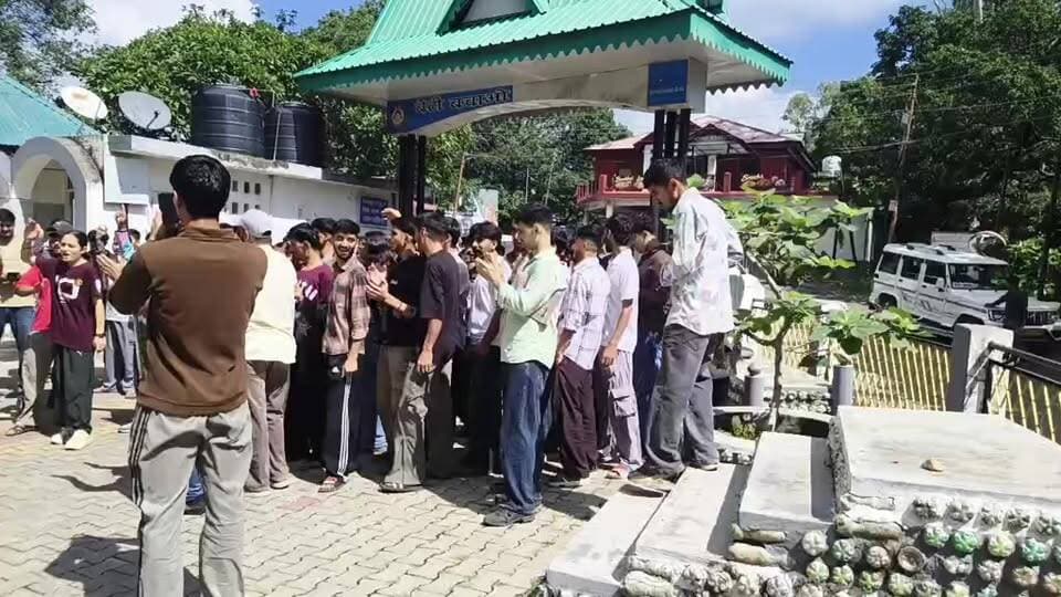 Live नाहन:भर्ती की तैयारी कर रहे युवाओं का हल्लाबोल,चंबा ग्राउंड को सुबह 3 से रात 9 बजे तक खोलने की मांग, युवा ने DC ऑफिस के बाहर किया प्रदर्शन*