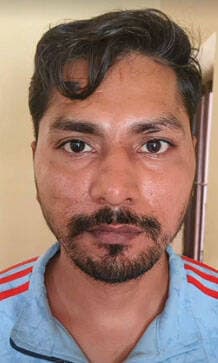 कोटा- 50 लाख ठगने वाले दो गिरफ्तार:एयरपोर्ट पर साझेदारी में मार्बल का कारोबार करने का दिया था झांसा, आरोपियों से 75 हजार रुपए बरामद
.
.
कोटा के किशोरपुरा थाना पुलिस ने मार्बल कारोबार में साझेदारी का झांसा देकर 50 लाख रुपए की ठगी खुलासा किया है। पुलिस ने दो आरोपियों को गिरफ्तार किया है। आरोपी सचिन भाटी से ठगी की रकम में से 75 हजार रुपए बरामद किए हैं। मामले में अन्य आरोपियों की तलाश जारी है। कोटा एसपी तेजस्विनी गौतम ने बताया कि शक्ति नगर निवासी गोवर्धन खंडेलवाल ने 17 अगस्त 2026 को शिकायत दी थी। उनके मोबाइल पर वॉट्सऐप कॉल आया था। कॉल करने वाले ने खुद को अशोक पाटनी और आरके मार्बल्स से जुड़ा बताया। आरोपी ने कोटा एयरपोर्ट पर मार्बल का काम मिलकर करने का झांसा दिया और उनसे 50 लाख रुपए ठग लिए। इस पर किशोरपुरा थाने में मामला दर्ज कर जांच शुरू की गई। पुलिस अधीक्षक तेजस्वनी गौतम के निर्देश पर एएसपी सुभाष चंद्र मिश्रा के सुपरविजन और डीएसपी मनीष शर्मा के निर्देशन में थानाधिकारी चेतन शर्मा के नेतृत्व में टीम गठित की गई। पुलिस, साइबर सेल और डीएसटी ने तकनीकी सहायता व आसूचना के आधार पर बलवंत सिंह उर्फ बलसा और सचिन भाटी को गिरफ्तार किया। बलवंत को जेल भेज दिया गया है, जबकि सचिन पुलिस रिमांड पर है। उससे 75 हजार रुपए बरामद हुए हैं। पुलिस के मुताबिक दोनों आरोपियों के खिलाफ पूर्व में लूट और हत्या जैसे गंभीर मामले दर्ज हैं। प्रकरण में सरगना और अन्य आरोपियों की जालौर, सिरोही, बाड़मेर और सूरत में तलाश की जा रही है।
#kotanews
#kotapolice
#jaivardhannews
