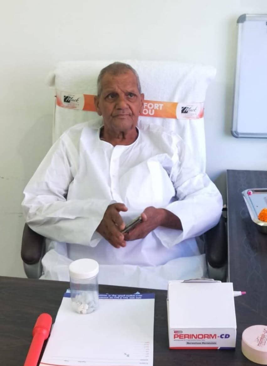 पूर्व मुखिया व समाजसेवी देवेन्द्र नारायण सिंह का निधन, शोक की लहर
रामगढ़ विधानसभा क्षेत्र के रामगढ़ प्रखंड के सहुका पंचायत के पूर्व मुखिया, पूर्व मुखिया संघ अध्यक्ष व सरस्वती शिशु मंदिर के संस्थापक सदस्य देवेन्द्र नारायण सिंह का 85 वर्ष की आयु में निधन हो गया। वाराणसी में इलाज के दौरान मंगलवार रात उन्होंने अंतिम सांस ली।
वे वर्ष 2001-06 और 2011-16 तक मुखिया रहे। शिक्षा और समाजसेवा के क्षेत्र में उनका अतुलनीय योगदान रहा है। उनके बड़े पुत्र रांची में एडिशनल एसपी के पद पर कार्यरत हैं।
पार्थिव शरीर पैतृक गांव डहरक पहुंचते ही अंतिम दर्शन के लिए लोगों की भीड़ उमड़ पड़ी। स्थानीय लोगों ने इसे क्षेत्र के लिए अपूरणीय क्षति बताया।