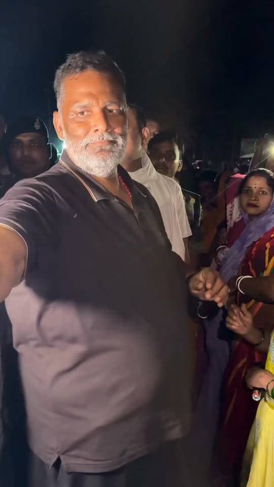 बिहार के सांसद ने नोटों के बंडल निकाला फिर बाढ़ पिड़ितो को बांटने लगे वीडियो वायरल #bihar