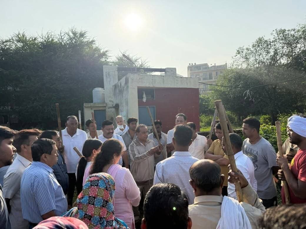 बड़ी कुंडी में स्वच्छता अभियान, मेयर शाम लाल बंसल ने खुद संभाली सफाई की जिम्मेदारी
गांव बड़ी कुंडी, वार्ड नंबर 15 में आयोजित स्वच्छता अभियान में नगर निगम पंचकूला के मेयर शाम लाल बंसल ने सहभागिता करते हुए स्वयं भी स्वच्छता कार्य किया। इस दौरान पार्षद प्रियंका कुंडलस, अजय कुंडलस, मुकेश जी सहित वार्ड के नागरिक मौजूद रहे।
मेयर शाम लाल बंसल ने कहा कि स्वच्छ एवं सुंदर पंचकूला के लिए जनभागीदारी और निरंतर प्रयास जरूरी हैं। उन्होंने नागरिकों से स्वच्छता को अपनी जिम्मेदारी मानकर अभियान में सक्रिय भागीदारी करने का आह्वान किया।
#panchkula #panchkulanews #shyamlalbansal #panchkulasocialmedia