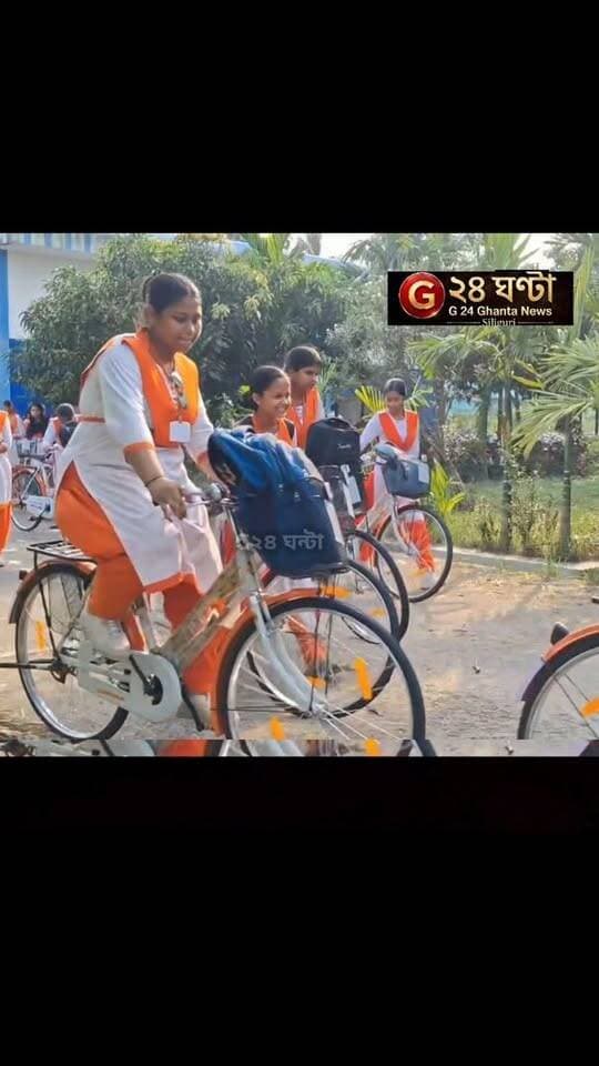 সবুজ সাথী নয় পরিবর্তে, সারথী প্রকল্পের সাইকেল দেওয়া হচ্ছে স্কুল ছাত্রীদের