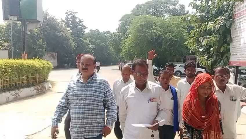 फिरोजाबाद: नगर निगम कार्यों में अनियमितता का आरोप, कलेक्ट्रेट पर धरना, SIT जांच की मांग तेज | DDM NEWS
फिरोजाबाद जिला कलेक्ट्रेट पर आज विभिन्न संगठनों, सामाजिक कार्यकर्ताओं और नगर निगम पार्षदों ने नगर निगम के विकास कार्यों को लेकर धरना प्रदर्शन किया। धरने का नेतृत्व *सामाजिक कार्यकर्ता अखिलेश शर्मा और नगर निगम पार्षद इमरान मंसूरी* ने किया।
पार्षद इमरान मंसूरी ने क्या आरोप लगाए -
पार्षद इमरान मंसूरी ने कहा कि वार्ड में रामगढ़ रोड का निर्माण कार्य 2 करोड़ 11 लाख रुपये की लागत में दिखाया गया है, जबकि उनके अनुसार मौके पर कार्य मानक के अनुरूप नहीं है। उन्होंने कहा कि CC की मोटाई और नाली निर्माण में कमी है और इसी सड़क को पहले 56 लाख रुपये में बनाया गया था। उनका कहना है कि नगर निगम में ठेकेदारों और अधिकारियों की मिलीभगत से बड़े एस्टीमेट बनाए जा रहे हैं। उन्होंने यह भी कहा कि आवाज उठाने पर उनके खिलाफ मुकदमे दर्ज हुए हैं।
अखिलेश शर्मा ने क्या कहा -
अखिलेश शर्मा ने कहा कि बनी हुई सड़कों को उखाड़ कर दोबारा निर्माण दिखाकर भुगतान लिया जा रहा है। इंटरलॉकिंग ईंटों और सड़क निर्माण में गुणवत्ता की कमी है। नगर निगम के कुल कार्यों में करीब 1000 करोड़ रुपये तक की अनियमितता की आशंका जताई और मांग की कि जिस तरह कानपुर नगर निगम मामले में SIT जांच हुई, उसी तर्ज पर फिरोजाबाद में भी SIT गठित कर निष्पक्ष जांच कराई जाए।
प्रदर्शनकारियों की मुख्य मांग -
1. रामगढ़ रोड सहित अन्य सड़कों की माप और गुणवत्ता की जांच हो।
2. नगर निगम के पिछले 2 वर्षों के सभी बड़े टेंडरों की SIT से जांच हो।
3. जांच पूरी होने तक संबंधित कार्यों के भुगतान पर रोक लगे।
प्रदर्शनकारियों ने जिलाधिकारी को ज्ञापन सौंपकर निष्पक्ष जांच की मांग की है। प्रशासन ने ज्ञापन लेकर जांच का आश्वासन दिया है।
नोट: उपरोक्त सभी आरोप प्रदर्शनकारियों द्वारा लगाए गए हैं। मामला प्रशासनिक जांच का विषय है। DDM NEWS किसी भी आरोप की पुष्टि नहीं करता।
#FirozabadNews #FirozabadNagarNigam #SITJanch #AkhileshSharma #ImranMansoori #Parshad #CollectorateFirozabad #RamgarhRoad #FirozabadBreaking #UPNews #DDMNEWSFIROZABAD #ViralNews2026
---