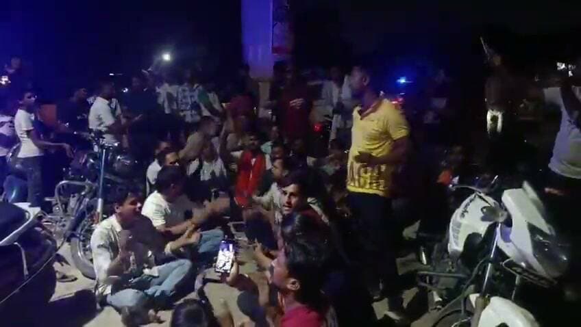 कानपुर: थाने के बाहर जोरदार प्रर्दशन कार्रवाई की मांग
कानपुर के जूही थाना क्षेत्र में बीती रात उस वक्त हंगामा हो गया जब स्थानीय लोगों ने दो युवकों को एक बोरी में सामग्री ले जाते हुए पकड़ लिया और पुलिस को सूचना दी।
मौके पर पहुंची पुलिस दोनों युवकों को थाने ले आई। सूचना मिलने पर शिवशक्ति अखाड़ा के कार्यकर्ता भी थाने पहुंच गए और थाने के बाहर शांतिपूर्ण प्रदर्शन करते हुए हनुमान चालीसा का पाठ किया।
कार्यकर्ताओं ने इलाके में संचालित स्लॉटर हाउस की जांच कर नियमानुसार कार्रवाई की मांग की है।
पुलिस ने बताया कि दोनों व्यक्तियों को हिरासत में लिया गया है, बरामद सामग्री को जांच के लिए भेजा गया है और रिपोर्ट आने के बाद विधिक कार्रवाई की जाएगी। फिलहाल मौके पर शांति व्यवस्था कायम है।
_नोट: मामला पुलिस जांच का विषय है।_
#KanpurNews #JuhiThana #FirozabadNews #UPPolice #DDMNEWS
---