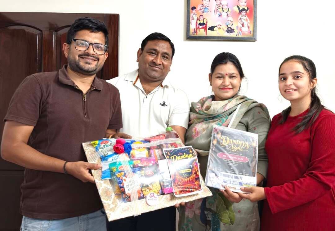 रोहतक में 17 अक्टूबर को आयोजित डांडिया नाईट में वार्ड पार्षद डॉ डिम्पल जैन एवं भाजपा नेता अमित जैन, व्यापारी नेता गुलशन डंग, S. D Public School से डायरेक्टर राजेश आर्या, डॉ बेबी, डॉ लव व डॉ प्रतिभा को आमंत्रित किया।