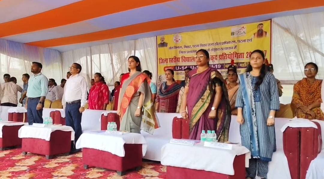 विडियो : मैदान में उतरी बक्सर की स्कूली प्रतिभाएं, बैडमिंटन और एथलेटिक्स में दिखाया दम ..
खबर कमेंट बॉक्स में