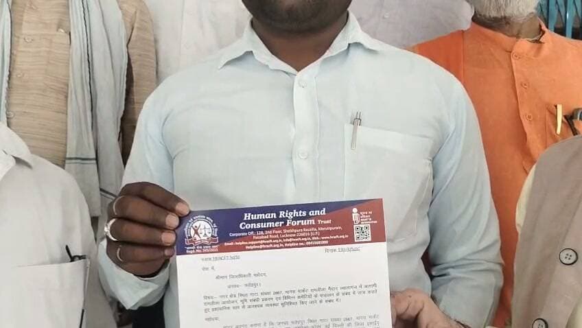 रामलीला से पहले रामलीला मैदान की जमीन और कमेटियों की जांच की मांग, डीएम को सौंपा गया ज्ञापन
गाटा संख्या 2867 से जुड़े भूमि विवाद, धारा-67 की कार्रवाई और समितियों की वैधानिक स्थिति की जांच कराने की उठी मांग
209 वर्ष पुरानी रामलीला के निष्पक्ष एवं पारदर्शी आयोजन को लेकर मानवाधिकार एवं उपभोक्ता फोरम ने प्रशासन से की कार्रवाई की अपील
फतेहपुर, 30 सितंबर 2026। आगामी शारदीय नवरात्र और ऐतिहासिक रामलीला आयोजन से पहले फतेहपुर में रामलीला मैदान की भूमि और आयोजन समितियों को लेकर एक बार फिर सवाल उठे हैं। मानवाधिकार एवं उपभोक्ता फोरम, नई दिल्ली की जिला इकाई फतेहपुर ने जिलाधिकारी को ज्ञापन सौंपकर मानस मार्केट स्थित गाटा संख्या 2867 से जुड़े भूमि प्रकरण, विभिन्न रामलीला समितियों की वैधानिक स्थिति तथा आयोजन की प्रशासनिक व्यवस्था की निष्पक्ष जांच कराने की मांग की है। फोरम का कहना है कि सार्वजनिक हित, धार्मिक परंपरा और कानून-व्यवस्था को ध्यान में रखते हुए आयोजन से पूर्व सभी विवादित बिंदुओं का निस्तारण आवश्यक है।
फोरम के जिलाध्यक्ष अमित कुमार द्वारा जिलाधिकारी को सौंपे गए ज्ञापन में कहा गया है कि रामलीला मैदान से संबंधित प्रकरण पिछले लगभग 11 महीनों से शासन एवं जिला प्रशासन के संज्ञान में है। ज्ञापन के अनुसार संबंधित भूमि मामले में राजस्व विभाग द्वारा धारा-67 के तहत कार्रवाई भी प्रचलित है। ऐसे में प्रशासन को इस कार्रवाई की वर्तमान स्थिति स्पष्ट करते हुए नियमानुसार आगे की कार्रवाई करनी चाहिए।
ज्ञापन में यह भी उल्लेख किया गया है कि रामलीला मैदान में अलग-अलग समितियों द्वारा आयोजन और कार्य किए जाने की जानकारी सामने आई है। इसलिए सभी समितियों के पंजीकरण, अभिलेख, पदाधिकारियों, अधिकार क्षेत्र और वैधानिक स्थिति का सत्यापन कराया जाना आवश्यक है, ताकि किसी प्रकार के विवाद या भ्रम की स्थिति उत्पन्न न हो।
फोरम ने कहा कि फतेहपुर की ऐतिहासिक रामलीला लगभग 209 वर्षों से आयोजित होती चली आ रही है। दशहरा, रावण वध, भरत मिलाप सहित विभिन्न धार्मिक कार्यक्रमों में हजारों श्रद्धालु शामिल होते हैं। ऐसे में आयोजन से पहले भूमि एवं समिति से जुड़े सभी मामलों की पारदर्शी जांच कर प्रशासन को स्थिति स्पष्ट करनी चाहिए।
ज्ञापन में मांग की गई है कि श्री महानंद रामलीला कमेटी सहित आयोजन से जुड़ी सभी समितियों के दस्तावेजों और पदाधिकारियों का सत्यापन कराया जाए। साथ ही आयोजन की जिम्मेदारी केवल उसी समिति को सौंपी जाए, जिसकी वैधानिक स्थिति स्पष्ट एवं अभिलेख प्रमाणित हों। आवश्यकता पड़ने पर जिला प्रशासन स्वयं अपने पर्यवेक्षण एवं नियंत्रण में आयोजन की व्यवस्था सुनिश्चित करे।
फोरम ने स्पष्ट किया कि उसका उद्देश्य किसी व्यक्ति या संस्था के विरुद्ध कार्रवाई कराना नहीं, बल्कि सार्वजनिक संपत्ति, धार्मिक-सांस्कृतिक विरासत, जनहित और कानून-व्यवस्था की रक्षा सुनिश्चित कराना है। ज्ञापन के माध्यम से जिलाधिकारी से समयबद्ध जांच कर आवश्यक वैधानिक कार्रवाई करने का अनुरोध किया गया है।
ज्ञापन सौंपने के दौरान मंडल उपाध्यक्ष प्रयागराज आशीष सिंह चंदेल, जिला प्रभारी इंजी. आयुष कुमार मौर्य, जिला महासचिव विमलेश कुमार, जिला मीडिया प्रभारी श्रवण कुमार तिवारी, मुनव्वर शाह, जिला संरक्षक सुरेश चंद्र गुप्ता, जिला विधि सलाहकार एडवोकेट विवेक कुमार अग्रहरि, जिला संयोजक एडवोकेट के.के. मिश्रा, नगर अध्यक्ष एडवोकेट अमित कुमार गुप्ता, बिंदकी तहसील अध्यक्ष सुमित राज, नंदनंदन प्रसाद पाण्डेय, वेद प्रकाश, राजाराम सिंह सहित अन्य पदाधिकारी उपस्थित रहे।
प्रशासन की ओर से फिलहाल ज्ञापन प्राप्त कर नियमानुसार कार्रवाई का आश्वासन दिया गया है। अब सभी की निगाहें इस बात पर हैं कि जांच प्रक्रिया कितनी शीघ्र पूरी होती है और आगामी रामलीला आयोजन से पहले विवादित बिंदुओं का समाधान किस प्रकार किया जाता है।
एनडी न्यूज़ की अपील
रामलीला जैसी ऐतिहासिक और धार्मिक परंपराएं समाज की सांस्कृतिक धरोहर हैं। सभी पक्ष कानून का सम्मान करते हुए प्रशासनिक प्रक्रिया में सहयोग करें। जिला प्रशासन निष्पक्ष जांच कर पारदर्शी व्यवस्था सुनिश्चित करे, ताकि श्रद्धालुओं की आस्था और कानून-व्यवस्था दोनों सुरक्षित रहें।
सुझाव
रामलीला आयोजन से पूर्व सभी संबंधित समितियों का वैधानिक सत्यापन कराया जाए।
भूमि विवादों का समयबद्ध और पारदर्शी निस्तारण सुनिश्चित किया जाए।
आयोजन स्थलों की सुरक्षा, स्वच्छता और यातायात व्यवस्था पहले से सुनिश्चित की जाए।
सभी पक्ष आपसी संवाद और कानूनसम्मत प्रक्रिया का पालन करें।
👇👇👇
#NDNews #दैनिक_निष्पक्ष_धारा #Fatehpur #Ramlila #RamlilaGround #Gata2867 #HumanRightsForum #DMFatehpur #RevenueDepartment #PublicInterest #BreakingNews
👇👇👇
@CMOfficeUP
@myogiadityanath
@UPGovt
@InfoDeptUP
@ChiefSecyUP
@dmfatehpur
@fatehpurpolice
@Uppolice
@dgpup
@CommissionerPrg
👇👇
📝 डिस्क्लेमर:
यह समाचार ज्ञापन में लगाए गए आरोपों एवं उपलब्ध पक्षों की जानकारी पर आधारित है। संबंधित प्रकरण में अंतिम तथ्य प्रशासनिक जांच एवं सक्षम प्राधिकारी के निर्णय के बाद ही स्पष्ट होंगे।
👇👇👇
🟥 ND NEWS | दैनिक निष्पक्ष धारा
मुख्य संपादक / संस्थापक: राजन सिंह हाड़ा
सह-संपादक: शालिनी सिंह भदौरिया
✒️ रिपोर्ट: जिला ब्यूरो, फतेहपुर
📍 कार्यालय-3: U158, हीरा स्वीट्स के पास, विकास मार्ग, लक्ष्मी नगर, पूर्वी दिल्ली, पिन कोड – 110092 (NCR)
📍 कार्यालय-2: विधानसभा रोड, बर्लिंगटन चौराहा, लखनऊ (226001) (UP)
📍 कार्यालय-1: 1/1 अटल बिहारी चौराहा, नियर बर्मा चौराहा, फतेहपुर (212601) (UP)
📅 दिनांक: 30 सितंबर 2026
📆 दिन: बुधवार
📧 Email: ndnewschannel@gmail.com
📞 मोबाइल: 9696119696