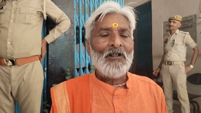 रामलीला से पहले रामलीला मैदान की जमीन और कमेटियों की जांच की मांग, डीएम को सौंपा गया ज्ञापन
गाटा संख्या 2867 से जुड़े भूमि विवाद, धारा-67 की कार्रवाई और समितियों की वैधानिक स्थिति की जांच कराने की उठी मांग
209 वर्ष पुरानी रामलीला के निष्पक्ष एवं पारदर्शी आयोजन को लेकर मानवाधिकार एवं उपभोक्ता फोरम ने प्रशासन से की कार्रवाई की अपील
फतेहपुर, 30 सितंबर 2026। आगामी शारदीय नवरात्र और ऐतिहासिक रामलीला आयोजन से पहले फतेहपुर में रामलीला मैदान की भूमि और आयोजन समितियों को लेकर एक बार फिर सवाल उठे हैं। मानवाधिकार एवं उपभोक्ता फोरम, नई दिल्ली की जिला इकाई फतेहपुर ने जिलाधिकारी को ज्ञापन सौंपकर मानस मार्केट स्थित गाटा संख्या 2867 से जुड़े भूमि प्रकरण, विभिन्न रामलीला समितियों की वैधानिक स्थिति तथा आयोजन की प्रशासनिक व्यवस्था की निष्पक्ष जांच कराने की मांग की है। फोरम का कहना है कि सार्वजनिक हित, धार्मिक परंपरा और कानून-व्यवस्था को ध्यान में रखते हुए आयोजन से पूर्व सभी विवादित बिंदुओं का निस्तारण आवश्यक है।
फोरम के जिलाध्यक्ष अमित कुमार द्वारा जिलाधिकारी को सौंपे गए ज्ञापन में कहा गया है कि रामलीला मैदान से संबंधित प्रकरण पिछले लगभग 11 महीनों से शासन एवं जिला प्रशासन के संज्ञान में है। ज्ञापन के अनुसार संबंधित भूमि मामले में राजस्व विभाग द्वारा धारा-67 के तहत कार्रवाई भी प्रचलित है। ऐसे में प्रशासन को इस कार्रवाई की वर्तमान स्थिति स्पष्ट करते हुए नियमानुसार आगे की कार्रवाई करनी चाहिए।
ज्ञापन में यह भी उल्लेख किया गया है कि रामलीला मैदान में अलग-अलग समितियों द्वारा आयोजन और कार्य किए जाने की जानकारी सामने आई है। इसलिए सभी समितियों के पंजीकरण, अभिलेख, पदाधिकारियों, अधिकार क्षेत्र और वैधानिक स्थिति का सत्यापन कराया जाना आवश्यक है, ताकि किसी प्रकार के विवाद या भ्रम की स्थिति उत्पन्न न हो।
फोरम ने कहा कि फतेहपुर की ऐतिहासिक रामलीला लगभग 209 वर्षों से आयोजित होती चली आ रही है। दशहरा, रावण वध, भरत मिलाप सहित विभिन्न धार्मिक कार्यक्रमों में हजारों श्रद्धालु शामिल होते हैं। ऐसे में आयोजन से पहले भूमि एवं समिति से जुड़े सभी मामलों की पारदर्शी जांच कर प्रशासन को स्थिति स्पष्ट करनी चाहिए।
ज्ञापन में मांग की गई है कि श्री महानंद रामलीला कमेटी सहित आयोजन से जुड़ी सभी समितियों के दस्तावेजों और पदाधिकारियों का सत्यापन कराया जाए। साथ ही आयोजन की जिम्मेदारी केवल उसी समिति को सौंपी जाए, जिसकी वैधानिक स्थिति स्पष्ट एवं अभिलेख प्रमाणित हों। आवश्यकता पड़ने पर जिला प्रशासन स्वयं अपने पर्यवेक्षण एवं नियंत्रण में आयोजन की व्यवस्था सुनिश्चित करे।
फोरम ने स्पष्ट किया कि उसका उद्देश्य किसी व्यक्ति या संस्था के विरुद्ध कार्रवाई कराना नहीं, बल्कि सार्वजनिक संपत्ति, धार्मिक-सांस्कृतिक विरासत, जनहित और कानून-व्यवस्था की रक्षा सुनिश्चित कराना है। ज्ञापन के माध्यम से जिलाधिकारी से समयबद्ध जांच कर आवश्यक वैधानिक कार्रवाई करने का अनुरोध किया गया है।
ज्ञापन सौंपने के दौरान मंडल उपाध्यक्ष प्रयागराज आशीष सिंह चंदेल, जिला प्रभारी इंजी. आयुष कुमार मौर्य, जिला महासचिव विमलेश कुमार, जिला मीडिया प्रभारी श्रवण कुमार तिवारी, मुनव्वर शाह, जिला संरक्षक सुरेश चंद्र गुप्ता, जिला विधि सलाहकार एडवोकेट विवेक कुमार अग्रहरि, जिला संयोजक एडवोकेट के.के. मिश्रा, नगर अध्यक्ष एडवोकेट अमित कुमार गुप्ता, बिंदकी तहसील अध्यक्ष सुमित राज, नंदनंदन प्रसाद पाण्डेय, वेद प्रकाश, राजाराम सिंह सहित अन्य पदाधिकारी उपस्थित रहे।
प्रशासन की ओर से फिलहाल ज्ञापन प्राप्त कर नियमानुसार कार्रवाई का आश्वासन दिया गया है। अब सभी की निगाहें इस बात पर हैं कि जांच प्रक्रिया कितनी शीघ्र पूरी होती है और आगामी रामलीला आयोजन से पहले विवादित बिंदुओं का समाधान किस प्रकार किया जाता है।
एनडी न्यूज़ की अपील
रामलीला जैसी ऐतिहासिक और धार्मिक परंपराएं समाज की सांस्कृतिक धरोहर हैं। सभी पक्ष कानून का सम्मान करते हुए प्रशासनिक प्रक्रिया में सहयोग करें। जिला प्रशासन निष्पक्ष जांच कर पारदर्शी व्यवस्था सुनिश्चित करे, ताकि श्रद्धालुओं की आस्था और कानून-व्यवस्था दोनों सुरक्षित रहें।
सुझाव
रामलीला आयोजन से पूर्व सभी संबंधित समितियों का वैधानिक सत्यापन कराया जाए।
भूमि विवादों का समयबद्ध और पारदर्शी निस्तारण सुनिश्चित किया जाए।
आयोजन स्थलों की सुरक्षा, स्वच्छता और यातायात व्यवस्था पहले से सुनिश्चित की जाए।
सभी पक्ष आपसी संवाद और कानूनसम्मत प्रक्रिया का पालन करें।
👇👇👇
#NDNews #दैनिक_निष्पक्ष_धारा #Fatehpur #Ramlila #RamlilaGround #Gata2867 #HumanRightsForum #DMFatehpur #RevenueDepartment #PublicInterest #BreakingNews
👇👇👇
@CMOfficeUP
@myogiadityanath
@UPGovt
@InfoDeptUP
@ChiefSecyUP
@dmfatehpur
@fatehpurpolice
@Uppolice
@dgpup
@CommissionerPrg
👇👇
📝 डिस्क्लेमर:
यह समाचार ज्ञापन में लगाए गए आरोपों एवं उपलब्ध पक्षों की जानकारी पर आधारित है। संबंधित प्रकरण में अंतिम तथ्य प्रशासनिक जांच एवं सक्षम प्राधिकारी के निर्णय के बाद ही स्पष्ट होंगे।
👇👇👇
🟥 ND NEWS | दैनिक निष्पक्ष धारा
मुख्य संपादक / संस्थापक: राजन सिंह हाड़ा
सह-संपादक: शालिनी सिंह भदौरिया
✒️ रिपोर्ट: जिला ब्यूरो, फतेहपुर
📍 कार्यालय-3: U158, हीरा स्वीट्स के पास, विकास मार्ग, लक्ष्मी नगर, पूर्वी दिल्ली, पिन कोड – 110092 (NCR)
📍 कार्यालय-2: विधानसभा रोड, बर्लिंगटन चौराहा, लखनऊ (226001) (UP)
📍 कार्यालय-1: 1/1 अटल बिहारी चौराहा, नियर बर्मा चौराहा, फतेहपुर (212601) (UP)
📅 दिनांक: 30 सितंबर 2026
📆 दिन: बुधवार
📧 Email: ndnewschannel@gmail.com
📞 मोबाइल: 096961 19696