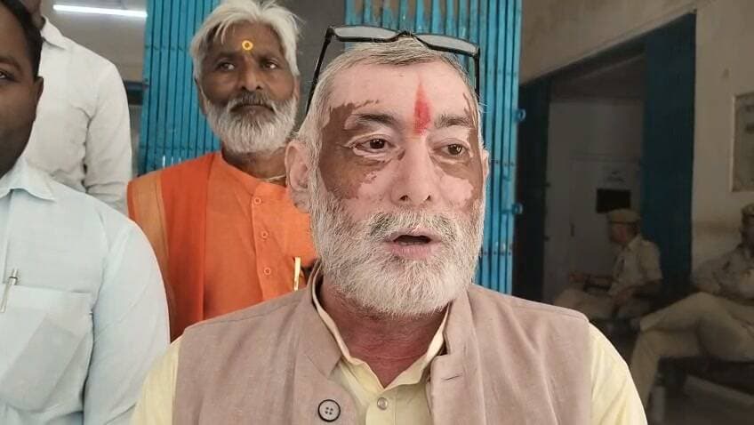 रामलीला से पहले रामलीला मैदान की जमीन और कमेटियों की जांच की मांग, डीएम को सौंपा गया ज्ञापन
गाटा संख्या 2867 से जुड़े भूमि विवाद, धारा-67 की कार्रवाई और समितियों की वैधानिक स्थिति की जांच कराने की उठी मांग
209 वर्ष पुरानी रामलीला के निष्पक्ष एवं पारदर्शी आयोजन को लेकर मानवाधिकार एवं उपभोक्ता फोरम ने प्रशासन से की कार्रवाई की अपील
फतेहपुर, 30 सितंबर 2026। आगामी शारदीय नवरात्र और ऐतिहासिक रामलीला आयोजन से पहले फतेहपुर में रामलीला मैदान की भूमि और आयोजन समितियों को लेकर एक बार फिर सवाल उठे हैं। मानवाधिकार एवं उपभोक्ता फोरम, नई दिल्ली की जिला इकाई फतेहपुर ने जिलाधिकारी को ज्ञापन सौंपकर मानस मार्केट स्थित गाटा संख्या 2867 से जुड़े भूमि प्रकरण, विभिन्न रामलीला समितियों की वैधानिक स्थिति तथा आयोजन की प्रशासनिक व्यवस्था की निष्पक्ष जांच कराने की मांग की है। फोरम का कहना है कि सार्वजनिक हित, धार्मिक परंपरा और कानून-व्यवस्था को ध्यान में रखते हुए आयोजन से पूर्व सभी विवादित बिंदुओं का निस्तारण आवश्यक है।
फोरम के जिलाध्यक्ष अमित कुमार द्वारा जिलाधिकारी को सौंपे गए ज्ञापन में कहा गया है कि रामलीला मैदान से संबंधित प्रकरण पिछले लगभग 11 महीनों से शासन एवं जिला प्रशासन के संज्ञान में है। ज्ञापन के अनुसार संबंधित भूमि मामले में राजस्व विभाग द्वारा धारा-67 के तहत कार्रवाई भी प्रचलित है। ऐसे में प्रशासन को इस कार्रवाई की वर्तमान स्थिति स्पष्ट करते हुए नियमानुसार आगे की कार्रवाई करनी चाहिए।
ज्ञापन में यह भी उल्लेख किया गया है कि रामलीला मैदान में अलग-अलग समितियों द्वारा आयोजन और कार्य किए जाने की जानकारी सामने आई है। इसलिए सभी समितियों के पंजीकरण, अभिलेख, पदाधिकारियों, अधिकार क्षेत्र और वैधानिक स्थिति का सत्यापन कराया जाना आवश्यक है, ताकि किसी प्रकार के विवाद या भ्रम की स्थिति उत्पन्न न हो।
फोरम ने कहा कि फतेहपुर की ऐतिहासिक रामलीला लगभग 209 वर्षों से आयोजित होती चली आ रही है। दशहरा, रावण वध, भरत मिलाप सहित विभिन्न धार्मिक कार्यक्रमों में हजारों श्रद्धालु शामिल होते हैं। ऐसे में आयोजन से पहले भूमि एवं समिति से जुड़े सभी मामलों की पारदर्शी जांच कर प्रशासन को स्थिति स्पष्ट करनी चाहिए।
ज्ञापन में मांग की गई है कि श्री महानंद रामलीला कमेटी सहित आयोजन से जुड़ी सभी समितियों के दस्तावेजों और पदाधिकारियों का सत्यापन कराया जाए। साथ ही आयोजन की जिम्मेदारी केवल उसी समिति को सौंपी जाए, जिसकी वैधानिक स्थिति स्पष्ट एवं अभिलेख प्रमाणित हों। आवश्यकता पड़ने पर जिला प्रशासन स्वयं अपने पर्यवेक्षण एवं नियंत्रण में आयोजन की व्यवस्था सुनिश्चित करे।
फोरम ने स्पष्ट किया कि उसका उद्देश्य किसी व्यक्ति या संस्था के विरुद्ध कार्रवाई कराना नहीं, बल्कि सार्वजनिक संपत्ति, धार्मिक-सांस्कृतिक विरासत, जनहित और कानून-व्यवस्था की रक्षा सुनिश्चित कराना है। ज्ञापन के माध्यम से जिलाधिकारी से समयबद्ध जांच कर आवश्यक वैधानिक कार्रवाई करने का अनुरोध किया गया है।
ज्ञापन सौंपने के दौरान मंडल उपाध्यक्ष प्रयागराज आशीष सिंह चंदेल, जिला प्रभारी इंजी. आयुष कुमार मौर्य, जिला महासचिव विमलेश कुमार, जिला मीडिया प्रभारी श्रवण कुमार तिवारी, मुनव्वर शाह, जिला संरक्षक सुरेश चंद्र गुप्ता, जिला विधि सलाहकार एडवोकेट विवेक कुमार अग्रहरि, जिला संयोजक एडवोकेट के.के. मिश्रा, नगर अध्यक्ष एडवोकेट अमित कुमार गुप्ता, बिंदकी तहसील अध्यक्ष सुमित राज, नंदनंदन प्रसाद पाण्डेय, वेद प्रकाश, राजाराम सिंह सहित अन्य पदाधिकारी उपस्थित रहे।
प्रशासन की ओर से फिलहाल ज्ञापन प्राप्त कर नियमानुसार कार्रवाई का आश्वासन दिया गया है। अब सभी की निगाहें इस बात पर हैं कि जांच प्रक्रिया कितनी शीघ्र पूरी होती है और आगामी रामलीला आयोजन से पहले विवादित बिंदुओं का समाधान किस प्रकार किया जाता है।
एनडी न्यूज़ की अपील
रामलीला जैसी ऐतिहासिक और धार्मिक परंपराएं समाज की सांस्कृतिक धरोहर हैं। सभी पक्ष कानून का सम्मान करते हुए प्रशासनिक प्रक्रिया में सहयोग करें। जिला प्रशासन निष्पक्ष जांच कर पारदर्शी व्यवस्था सुनिश्चित करे, ताकि श्रद्धालुओं की आस्था और कानून-व्यवस्था दोनों सुरक्षित रहें।
सुझाव
रामलीला आयोजन से पूर्व सभी संबंधित समितियों का वैधानिक सत्यापन कराया जाए।
भूमि विवादों का समयबद्ध और पारदर्शी निस्तारण सुनिश्चित किया जाए।
आयोजन स्थलों की सुरक्षा, स्वच्छता और यातायात व्यवस्था पहले से सुनिश्चित की जाए।
सभी पक्ष आपसी संवाद और कानूनसम्मत प्रक्रिया का पालन करें।
👇👇👇
#NDNews #दैनिक_निष्पक्ष_धारा #Fatehpur #Ramlila #RamlilaGround #Gata2867 #HumanRightsForum #DMFatehpur #RevenueDepartment #PublicInterest #BreakingNews
👇👇👇
@CMOfficeUP
@myogiadityanath
@UPGovt
@InfoDeptUP
@ChiefSecyUP
@dmfatehpur
@fatehpurpolice
@Uppolice
@dgpup
@CommissionerPrg
👇👇
📝 डिस्क्लेमर:
यह समाचार ज्ञापन में लगाए गए आरोपों एवं उपलब्ध पक्षों की जानकारी पर आधारित है। संबंधित प्रकरण में अंतिम तथ्य प्रशासनिक जांच एवं सक्षम प्राधिकारी के निर्णय के बाद ही स्पष्ट होंगे।
👇👇👇
🟥 ND NEWS | दैनिक निष्पक्ष धारा
मुख्य संपादक / संस्थापक: राजन सिंह हाड़ा
सह-संपादक: शालिनी सिंह भदौरिया
✒️ रिपोर्ट: जिला ब्यूरो, फतेहपुर
📍 कार्यालय-3: U158, हीरा स्वीट्स के पास, विकास मार्ग, लक्ष्मी नगर, पूर्वी दिल्ली, पिन कोड – 110092 (NCR)
📍 कार्यालय-2: विधानसभा रोड, बर्लिंगटन चौराहा, लखनऊ (226001) (UP)
📍 कार्यालय-1: 1/1 अटल बिहारी चौराहा, नियर बर्मा चौराहा, फतेहपुर (212601) (UP)
📅 दिनांक: 30 सितंबर 2026
📆 दिन: बुधवार
📧 Email: ndnewschannel@gmail.com
📞 मोबाइल: 9696119696