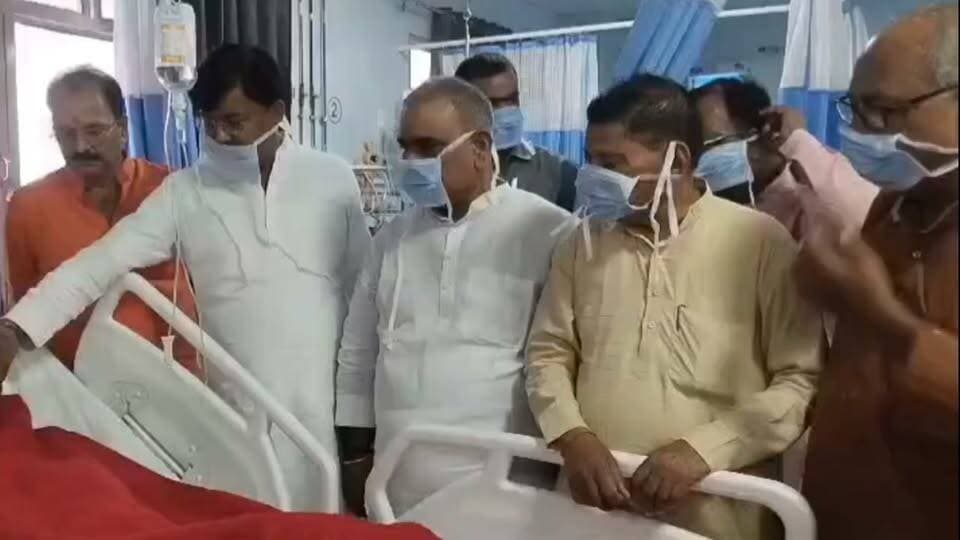 प्रभारी मंत्री ने मलवां गैस हादसे के पीड़ित परिवारों को सौंपी आर्थिक सहायता
चार सगे भाइयों समेत पांच की मौत पर सरकार ने बढ़ाया मदद का हाथ, अस्पताल पहुंचकर घायलों का जाना हाल
फॉरेंसिक जांच जारी, राहत एवं पुनर्वास कार्य में तेजी लाने के निर्देश
फतेहपुर/मलवां, 30 सितंबर 2026। फतेहपुर जनपद के मलवां कस्बे में हुए भीषण गैस सिलेंडर विस्फोट और दो मंजिला मकान ढहने की दर्दनाक घटना के बाद राहत एवं पुनर्वास कार्य लगातार जारी है। इस हादसे में चार सगे भाइयों समेत पांच लोगों की मौत हो गई थी, जबकि दो लोग गंभीर रूप से घायल होकर उपचाराधीन हैं। मुख्यमंत्री योगी आदित्यनाथ द्वारा घोषित आर्थिक सहायता के क्रम में बुधवार को प्रदेश सरकार के प्रभारी मंत्री अजीत पाल सिंह ने अस्पताल पहुंचकर मृतकों के परिजनों को दो-दो लाख रुपये तथा घायलों को 50-50 हजार रुपये की आर्थिक सहायता के चेक सौंपे।
सोमवार शाम मलवां कस्बे में खाना बनाते समय हुए भीषण विस्फोट के बाद दो मंजिला मकान देखते ही देखते मलबे में तब्दील हो गया। धमाका इतना तेज था कि आसपास के कई मकान भी क्षतिग्रस्त हो गए। पुलिस, फायर सर्विस, एसडीआरएफ तथा स्थानीय लोगों ने घंटों चले रेस्क्यू अभियान में मलबे से लोगों को बाहर निकालकर मेडिकल कॉलेज पहुंचाया। उपचार के दौरान कुल पांच लोगों की मौत की पुष्टि हुई।
घटना के बाद मुख्यमंत्री योगी आदित्यनाथ ने गहरा शोक व्यक्त करते हुए मृतकों के परिजनों के लिए दो-दो लाख रुपये तथा घायलों के लिए 50-50 हजार रुपये की आर्थिक सहायता की घोषणा की थी। इसी क्रम में प्रभारी मंत्री अजीत पाल सिंह मेडिकल कॉलेज पहुंचे और पीड़ित परिवारों से मुलाकात कर उन्हें ढांढस बंधाया। उन्होंने आश्वासन दिया कि राज्य सरकार हर संभव सहायता उपलब्ध कराएगी और किसी भी पीड़ित परिवार को अकेला नहीं छोड़ा जाएगा।
प्रभारी मंत्री ने अस्पताल में भर्ती घायलों का हालचाल भी जाना और चिकित्सकों को बेहतर उपचार सुनिश्चित करने के निर्देश दिए। उन्होंने अधिकारियों से कहा कि इलाज में किसी भी प्रकार की लापरवाही न हो तथा प्रभावित परिवारों को सभी सरकारी सुविधाएं समयबद्ध रूप से उपलब्ध कराई जाएं।
इस दौरान भाजपा जिलाध्यक्ष अन्नू श्रीवास्तव, जिलाधिकारी निधि गुप्ता वत्स, पुलिस अधीक्षक अभिमन्यु मांगलिक सहित प्रशासनिक एवं पुलिस अधिकारी मौजूद रहे। अधिकारियों ने राहत एवं पुनर्वास कार्यों की समीक्षा करते हुए फॉरेंसिक जांच शीघ्र पूरी कराने और हादसे के वास्तविक कारणों का पता लगाने की बात कही।
प्रशासन के अनुसार घटना के कारणों की जांच अभी जारी है। फॉरेंसिक विशेषज्ञ घटनास्थल से जुटाए गए साक्ष्यों का परीक्षण कर रहे हैं। जांच रिपोर्ट आने के बाद ही यह स्पष्ट होगा कि विस्फोट का वास्तविक कारण क्या था।
यह हादसा घरेलू गैस सुरक्षा और भवन सुरक्षा मानकों को लेकर गंभीर चिंता का विषय बन गया है। विशेषज्ञों का मानना है कि गैस सिलेंडर, रेगुलेटर, पाइप और अन्य उपकरणों की नियमित जांच तथा सुरक्षा मानकों का पालन इस प्रकार की घटनाओं को रोकने में महत्वपूर्ण भूमिका निभा सकता है।
इस दर्दनाक घटना ने पूरे जिले को शोक में डुबो दिया है। अब पीड़ित परिवारों की निगाहें निष्पक्ष जांच, न्याय और भविष्य में ऐसी घटनाओं की रोकथाम के लिए प्रभावी कदमों पर टिकी हैं।
एनडी न्यूज़ की अपील
यह हादसा हर परिवार के लिए एक गंभीर चेतावनी है। घरेलू गैस का उपयोग करते समय सभी सुरक्षा मानकों का पालन करें। गैस सिलेंडर, रेगुलेटर और पाइप की समय-समय पर जांच कराएं। प्रशासन से अनुरोध है कि हादसे की निष्पक्ष जांच कर वास्तविक कारणों को सार्वजनिक करे तथा दोषी पाए जाने पर नियमानुसार कार्रवाई सुनिश्चित की जाए। साथ ही पीड़ित परिवारों के पुनर्वास और घायलों के समुचित उपचार में कोई कमी न रहने दी जाए।
👇👇
#NDNews #दैनिक_निष्पक्ष_धारा #Fatehpur #Malwan #CylinderBlast #GasExplosion #AjitPalSingh #CMYogi #DMFatehpur #FatehpurPolice #UPPolice #UPFireService #DisasterManagement #Relief #BreakingNews
👇👇👇
@CMOfficeUP
@myogiadityanath
@UPGovt
@InfoDeptUP
@ChiefSecyUP
@dgpup
@Uppolice
@fatehpurpolice
@dmfatehpur
@112UttarPradesh
@UPFireService
@UPSDMA
@CommissionerPrg
@ADGZonPrayagraj
👇👇
मुख्य संपादक / संस्थापक: राजन सिंह हाड़ा
सह-संपादक: शालिनी सिंह भदौरिया
✒️ रिपोर्ट: जिला ब्यूरो, फतेहपुर
📍कार्यालय-3: U158,हीरा स्वीट्स के पास,विकास मार्ग,लक्ष्मी नगर,पूर्वी दिल्ली 110092 (NCR)
📍कार्यालय-2: विधानसभा रोड,बर्लिंगटन चौराहा,लखनऊ (226001) (UP)
📍कार्यालय-1:1/1 अटल बिहारी चौराहा, नियर बर्मा चौराहा, फतेहपुर (212601) (UP)
📅 दिनांक: 30 सितंबर 2026
📆 दिन: बुधवार
📧 Email: ndnewschannel@gmail.com
📞 मोबाइल: 096961 19696