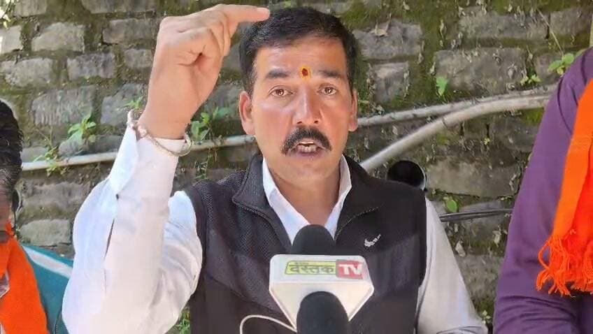 जाखू मंदिर में रंग-रोगन के काम पर विवाद, विशेष समुदाय से पुताई पर आपत्ति, FIR की मांग