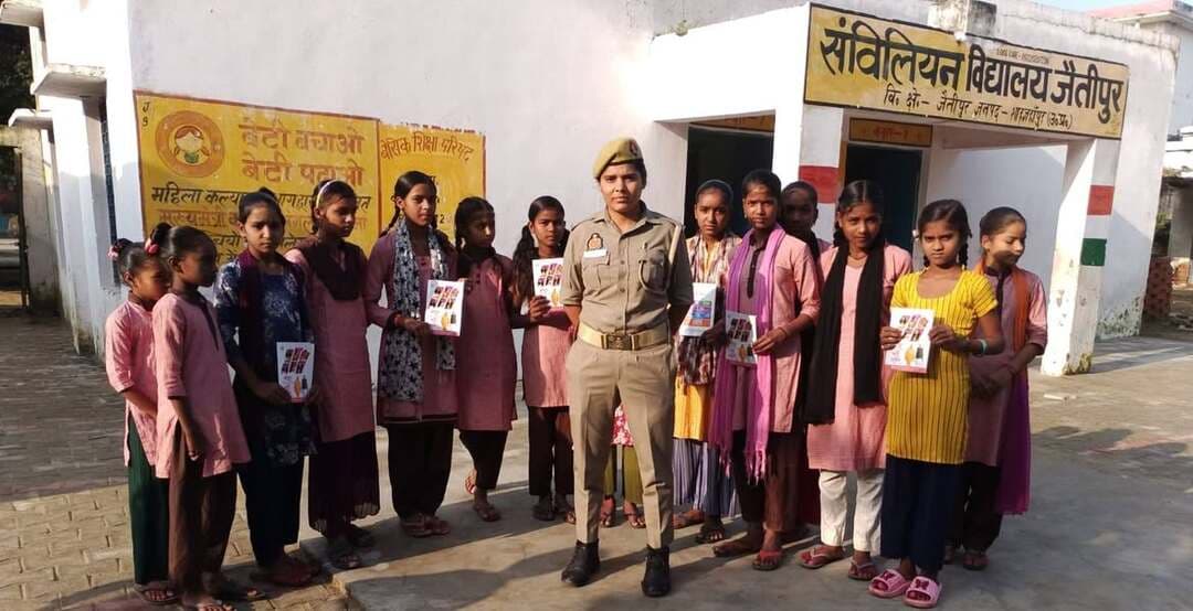 शाहजहांपुर -पुलिस अधीक्षक के निर्देशन में थानों की एण्टी रोमियो टीमों द्वारा छात्राओं को किया गया जागरूक, विद्यालयों के बाहर एवं आसपास चेकिंग कर छात्राओं को महिला सुरक्षा एवं हेल्पलाइन नम्बरों की दी जानकारी।