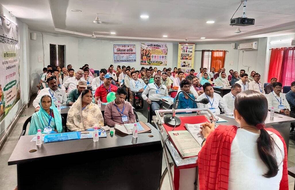 बाल विवाह मुक्त पंचायत की दिशा में कबीरधाम जिले की 100 ग्राम पंचायतों के सरपंचों ने संकल्प लिया। छत्तीसगढ़ एग्रीकॉन समिति एवं जिला प्रशासन कबीरधाम के तत्वावधान में आयोजित कार्यशाला में बाल विवाह प्रतिषेध, बाल संरक्षण एवं बालिका शिक्षा सहित विभिन्न विषयों पर जानकारी दी गई।
महिला एवं बाल विकास विभाग, Educate Girls एवं UNICEF के सहयोग से आयोजित कार्यशाला के समापन पर प्रतिभागियों ने बाल विवाह रोकथाम की शपथ ली एवं “संकल्प की दीवार” पर अपनी प्रतिबद्धता दर्ज की।
#बालविवाहमुक्तपंचायत #बालविवाहमुक्तछत्तीसगढ़ #ChildMarriageFree #Kabirdham ChildProtection GirlsEducatio