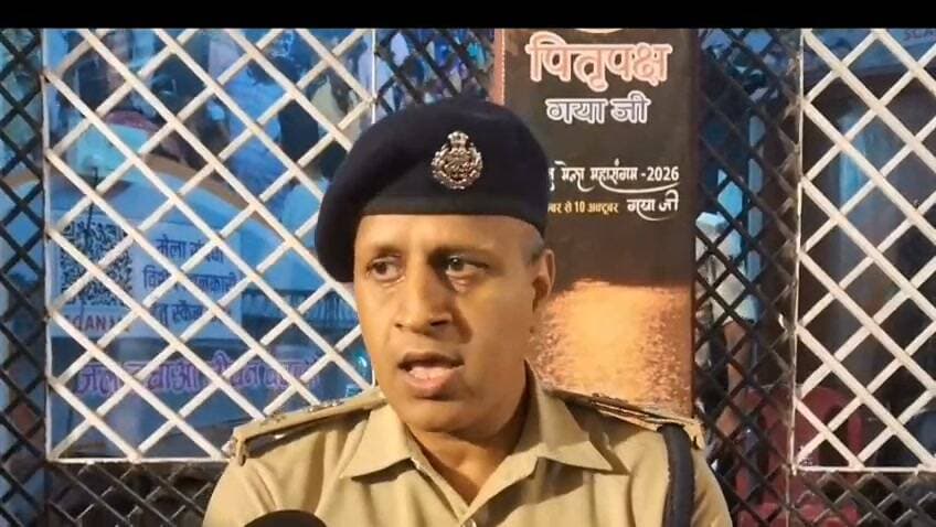 गयाजी के शेरघाटी में युवक-युवती से बदसलूकी, वीडियो वायरल; दो आरोपी गिरफ्तार
गयाजी जिले के शेरघाटी थाना क्षेत्र से एक शर्मनाक घटना सामने आई है। पहाड़ी पर घूमने गए एक युवक और उसकी महिला मित्र को कुछ युवकों ने घेरकर गाली-गलौज और मारपीट की। इस घटना का वीडियो सोशल मीडिया पर तेजी से वायरल हो रहा है।