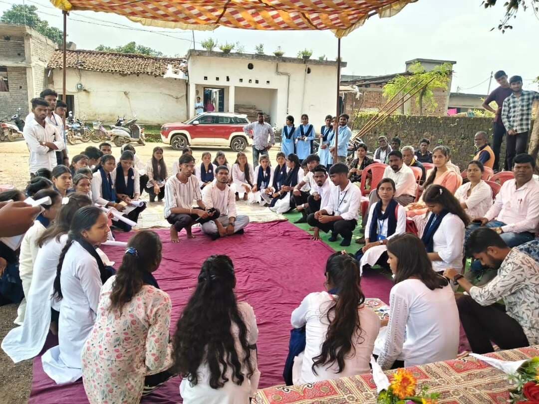 सेवा संकल्प अभियान के अंतर्गत ‘नमो सेवा गाथा’ कार्यक्रम में शासकीय वेदराम महाविद्यालय, मालखरौदा द्वारा ग्राम पिहरिद में नुक्कड़ नाटक आयोजित किया गया।
विद्यार्थियों एवं एनएसएस स्वयंसेवकों ने सेवा भावना, जनभागीदारी एवं सामाजिक जिम्मेदारी का संदेश दिया।
कार्यक्रम में ग्रामीणों ने उत्साहपूर्वक सहभागिता की।
मुख्य अतिथि जनपद अध्यक्ष श्री कविशरण वर्मा एवं जनभागीदारी अध्यक्ष श्री लोकेश चंद्र सहित सरपंच, गणमान्य नागरिक, महाविद्यालय के प्राचार्य, प्राध्यापक, एनएसएस स्वयंसेवक एवं विद्यार्थी उपस्थित रहे।
#सेवा_संकल्प_अभियान
#नुक्कड़_नाटक
#SaktiDist
#sakti