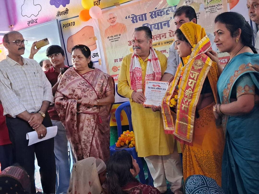 आंगनवाड़ी केंद्रों पर आंगन मिलन सेवा कार्यक्रम का आयोजन
अनोखा तीर, हरदा। सेवा संकल्प अभियान के तहत मंगलवार को जिले के परियोजना हरदा अंतर्गत हरदा शहरी, हरदा ग्रामीण-1 व 2 में विभिन्न गतिविधियों का आयोजन किया गया। परियोजना हरदा शहरी के आंगनबाड़ी केंद्र वृंदावन नगर में कार्यक्रम का शुभारंभ मां सरस्वती के पूजन के साथ किया गया। कार्यक्रम में उपस्थित बच्चों का उपस्थित अतिथियों ने स्वागत किया। इस दौरान अतिथियों ने छोटी-छोटी कन्याओं का कन्या पूजन किया। कार्यक्रम में जिला विकास सलाहकार समिति के सदस्य राजेश वर्मा ने मुख्यमंत्री डॉ. मोहन यादव के संदेश का वाचन किया। संदेश वाचन के बाद आंगनवाड़ी कार्यकर्ता, सहायिका और आशा कार्यकर्ता व मातृ सहयोगिनी समिति की अध्यक्ष को प्रमाण पत्र देकर सम्मानित किया। इस अवसर पर छोटे-छोटे बच्चों को गतिविधियां कराई गई। कार्यक्रम में उपस्थित अतिथियों द्वारा आंगनवाड़ी केंद्र पर आम और जामुन का पौधरोपण किया गया। कार्यक्रम में उपस्थित सभी 6 वर्ष के बच्चों का स्वास्थ्य परीक्षण किया गया तथा बच्चों को फल एवं मिठाइयों का वितरण भी किया गया। कार्यक्रम में जिला विकास सलाहकार समिति के सदस्य राजेश वर्मा, राजू कमेडिया, योग माया शर्मा, प्रीति गहलोत, महिमा बिश्नोई, राजेश गोदारा, राजेश चौरसिया एवं बाल विकास विभाग के जिला कार्यक्रम अधिकारी विवेक शर्मा, परियोजना अधिकारी अनुराग दुबे सहित महिला एवं बाल विकास विभाग के अधिकारी कर्मचारी व हितग्राही उपस्थित थे। इसी प्रकार परियोजना ग्रामीण-1 के आंगनवाड़ी केंद्र कमताड़ा-1 में आयोजित कार्यक्रम में जिला पंचायत उपाध्यक्ष दर्शन सिंह गेहलोत सहित ग्राम पंचायत सरपंच लक्ष्मीबाई इवने सहित अन्य अतिथि की उपस्थिति में कार्यक्रम आयोजित किया गया।