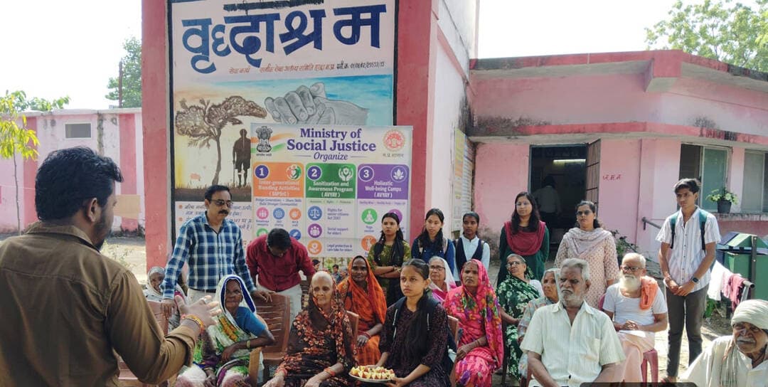 इंटर जनरेशनल बॉन्डिंग एक्टिविटीज से जुड़ी युवा पीढ़ी और वरिष्ठजन
-वृद्धाश्रम में विद्यार्थियों ने बुजुर्गों के साथ साझा किए ज्ञान, कला और कौशल
अनोखा तीर, हरदा। शासन के निर्देशानुसार कलेक्टर सिद्धार्थ जैन के मार्गदर्शन में सामाजिक न्याय एवं दिव्यांगजन सशक्तिकरण विभाग द्वारा वरिष्ठजनों और युवा पीढ़ी के बीच संवाद एवं आपसी जुड़ाव बढ़ाने के उद्देश्य से निरंतर इंटर जनरेशनल बॉन्डिंग एक्टिविटीज आयोजित की जा रही हैं। इसी क्रम में कार्यक्रम के दूसरे चरण के अंतर्गत मंगलवार को राष्ट्रीय सेवा योजना एवं स्वामी विवेकानंद महाविद्यालय के विद्यार्थियों ने स्थानीय वृद्धाश्रम पहुंचकर वरिष्ठजनों के साथ विभिन्न गतिविधियों में सहभागिता की। कार्यक्रम के दौरान विद्यार्थियों एवं वरिष्ठजनों के बीच ज्ञान का आदान-प्रदान, कला एवं कौशल साझा करने सहित विभिन्न रचनात्मक गतिविधियां आयोजित की गईं। विद्यार्थियों ने फलों की सहायता से फ्रूट चार्ट तैयार कर वरिष्ठजनों को इसके माध्यम से रचनात्मक एवं स्वास्थ्यवर्धक जानकारी देने का प्रयास किया। वहीं वरिष्ठजनों ने भी अपने अनुभव, जीवन से जुड़ी सीख एवं ज्ञान विद्यार्थियों के साथ साझा किया। इस अवसर पर उपसंचालक सामाजिक न्याय विभाग कमलेश सिंह ने बताया कि भारत सरकार की इस पहल का उद्देश्य विभिन्न पीढ़ियों के बीच संवाद को मजबूत करना तथा युवा एवं वरिष्ठजनों को एक-दूसरे के अनुभवों और विचारों से जोड़ना है। विभाग द्वारा चरणबद्ध रूप से ऐसी गतिविधियों का आयोजन किया जा रहा है, जिसमें युवा पीढ़ी उत्साहपूर्वक भाग ले रही है। इन गतिविधियों के माध्यम से जेनरेशन गैप को कम करने, वरिष्ठजनों के प्रति सम्मान की भावना विकसित करने तथा युवाओं में सामाजिक संवेदनशीलता बढ़ाने का प्रयास किया जा रहा है। कार्यक्रम में वृद्धाश्रम संचालक समिति के पदाधिकारी, कर्मचारीगण तथा सामाजिक न्याय एवं दिव्यांगजन सशक्तिकरण विभाग के अधिकारी-कर्मचारी उपस्थित रहे। विद्यार्थियों ने वरिष्ठजनों के साथ आत्मीयता से समय बिताया और कार्यक्रम को अनुभवों के आदान-प्रदान का सुखद अवसर बताया।