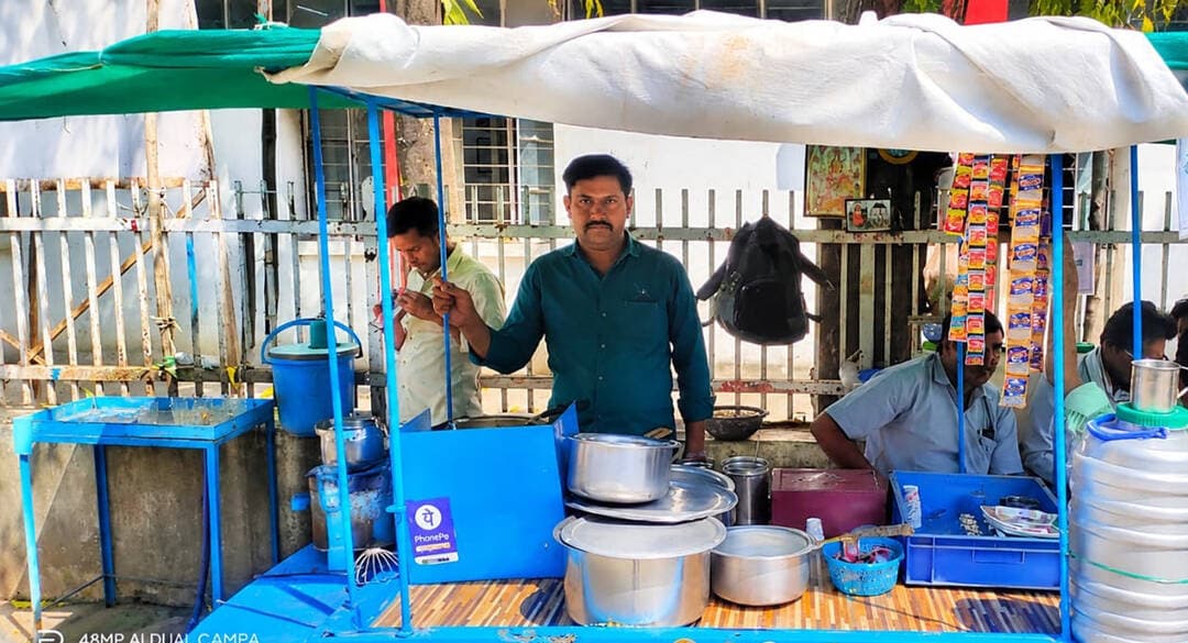 खुशियों की दास्तां
-पीएम स्वनिधि योजना बनी सहारा, हरदा के प्रवीण शर्मा की बदली जिंदगी
अनोखा तीर, हरदा। केंद्र और राज्य सरकार की महत्वाकांक्षी प्रधानमंत्री स्वनिधि योजना गरीब, छोटे व्यापारियों और रेहड़ी-पटरी वालों के लिए वरदान साबित हो रही है। योजना न केवल आर्थिक संबल दे रही है, बल्कि कई परिवारों को आत्मनिर्भरता की नई राह भी दिखा रही है। ऐसी ही एक प्रेरणादायक कहानी है हरदा शहर के वार्ड 17 निवासी प्रवीण शर्मा की, जिन्होंने शून्य से शुरुआत कर आज अपनी अलग पहचान बनाई है। प्रवीण पिछले 10 वर्षों से शहर में पोस्ट ऑफिस के पास चाय का ठेला लगाकर अपने परिवार का भरण-पोषण कर रहे थे। उनकी छोटी सी दुकान से ही पूरे परिवार की रोजी-रोटी चलती थी। लेकिन कोरोना काल के लॉकडाउन ने उनकी जिंदगी में संकट ला दिया। लॉकडाउन के दौरान उनकी जमा-पूंजी पूरी तरह खत्म हो गई। परिवार चलाने के लिए उन्हें मजबूरी में ब्याज पर पैसा लेना पड़ा, जिससे उन पर कर्ज का बोझ बढ़ने लगा। ऐसे कठिन समय में उन्हें नगर पालिका, हरदा के माध्यम से प्रधानमंत्री स्वनिधि योजना की जानकारी मिली। अधिकारियों ने उन्हें योजना के लाभ और प्रक्रिया के बारे में विस्तार से बताया। प्रवीण ने तत्काल नगर पालिका में आवेदन किया। नगर पालिका द्वारा संवेदनशीलता दिखाते हुए तत्परता से उनका आवेदन स्वीकृत करवाया गया। योजना के तहत उन्हें तीन चरणों में बिना किसी गारंटी के ऋण उपलब्ध कराया गया। प्रवीण को प्रथम चरण में 10 हजार रुपये, द्वितीय चरण में 20 हजार रुपये एवं तृतीय चरण में 50 हजार रुपये की ऋण सहायता प्राप्त हुई। प्रवीण ने बताया कि इस राशि से उन्होंने अपना व्यवसाय फिर से शुरू किया। उन्होंने अपने ठेले का नवीनीकरण किया, नई सामग्री खरीदी और गुणवत्तापूर्ण सेवा शुरू की। आज उनका व्यवसाय पहले से कहीं बेहतर चल रहा है। खास बात यह है कि आज वे स्वयं आत्मनिर्भर बनने के साथ-साथ दो अन्य लोगों को भी रोजगार उपलब्ध करवा रहे हैं। समय पर ऋण चुकाने से उनका सिविल स्कोर भी बेहतर हुआ है, जिससे भविष्य में उन्हें बैंक से और अधिक सहायता मिलने का रास्ता खुल गया है। प्रवीण शर्मा ने इस सहयोग के लिए प्रधानमंत्री नरेन्द्र मोदी, प्रदेश के मुख्यमंत्री डॉ. मोहन यादव और जिला प्रशासन, हरदा का हृदय से आभार व्यक्त किया है। उन्होंने कहा कि पीएम स्वनिधि जैसी योजना ने हम जैसे छोटे व्यापारियों को साहूकारों के चंगुल से मुक्ति दिलाई है।