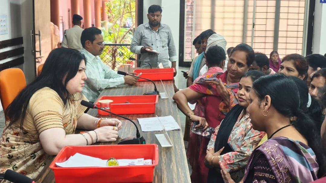 अधिकारियों ने जनसुनवाई में सुनी नागरिकों की समस्याएं
अनोखा तीर, हरदा। जिला पंचायत के मुख्य कार्यपालन अधिकारी नरोत्तम भार्गव, अपर कलेक्टर अनुपमा चौहान एवं पुरुषोत्तम कुमार ने मंगलवार को जिला पंचायत के सभाकक्ष में आयोजित 'जनसुनवाई कार्यक्रम में आए नागरिकों की समस्याएं सुनी और उपस्थित अधिकारियों को नागरिकों की समस्याओं के निराकरण के लिए निर्देश दिए। इस अवसर पर एसडीएम हरदा अशोक डहेरिया, एसडीएम टिमरनी शैलेन्द्र बड़ोनिया, डिप्टी कलेक्टर सुश्री श्वेता बम्होरे सहित अन्य जिला अधिकारी उपस्थित थे। जनसुनवाई में ग्राम खुमी निवासी सुमन गवलान ने आवेदन देकर आर्थिक सहायता की मांग की, जिस पर जनपद पंचायत सीईओ को आवेदिका की पात्रता अनुसार आर्थिक सहायता उपलब्ध कराने के निर्देश दिए। हरदा की जय शक्ति होम कॉलोनी के रहवासियों ने पाइपलाइन कार्य के बाद गड्ढों को न भरने के संबंध में तथा हरदा की शिव शक्ति कॉलोनी के रहवासियों ने मूलभूत सुविधाएं प्राप्त न होने के संबंध में शिकायत की, जिस पर मुख्य नगर पालिका अधिकारी को रहवासियों की समस्या का निराकरण कराने के निर्देश दिए गए। ग्राम अबगांवखुर्द निवासी दीपक करोड़े ने समय पर खाद उपलब्ध कराने की मांग की, जिस पर उप संचालक कृषि को आवेदक की समस्या का निराकरण कराने के निर्देश दिए गए। ग्राम कनारदा निवासी सुनिताबाई सरवरे ने अपनी कृषि भूमि से अतिक्रमण हटवाने के संबंध में आवेदन दिया, जिस पर तहसीलदार हरदा को आवेदिका की समस्या का निराकरण कराने के निर्देश दिए गए।