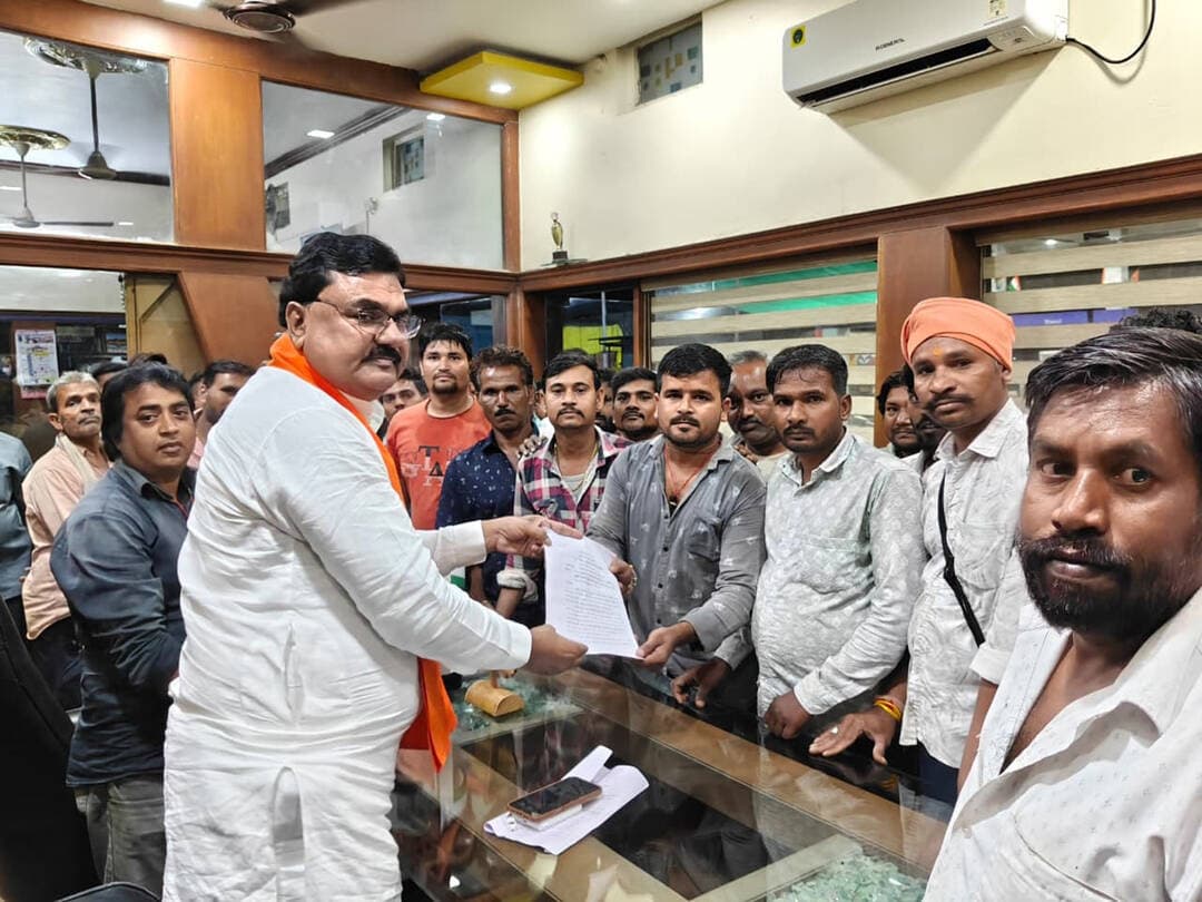थोक मंडी में फुटकर सब्जी व्यापार करने वालों पर होगी कार्यवाही
अनोखा तीर, हरदा। हरदा के कृषि उपज मंडी प्रांगण में सब्जी के थोक व्यापारियों ने फुटकर धंधा भी शुरू कर दिया। इनके कारण शहर के विभिन्न इलाकों में फुटकर सब्जी बेचने वाले छोटे एवं मध्यमवर्गीय सब्जी विक्रेताओं को नुकसान उठाना पड़ रहा था। इन फुटकर सब्जी विक्रेताओं ने अपनी समस्या से जिला प्रशासन एवं मंडी प्रशासन को अवगत भी कराया, परंतु कोई समाधान नहीं हुआ। सोमवार शाम को हरदा स्थित कार्यालय में फुटकर सब्जी विक्रेताओं ने प्रदेश के पूर्व कृषि मंत्री कमल पटेल से मुलाकात की और अपनी समस्या से अवगत कराया। जिस पर लंबे समय से परेशान फुटकर सब्जी विक्रेताओं की समस्या का तुरंत हल भी हो गया। जिससे उनके चेहरे खिल उठे और सभी ने पूर्व कृषि मंत्री कमल पटेल को दिल से धन्यवाद दिया। भाजपा के सोशल मीडिया हरदा विधानसभा सह संयोजक आशुतोष पाराशर ने बताया कि हरदा के फुटकर सब्जी विक्रेताओं ने पूर्व कृषि मंत्री कमल पटेल को बताया कि हम सभी व्यापारी वर्षों से निर्धारित स्थल पर दुकान लगाकर फुटकर सब्जी बेचते हैं। इसी व्यवसाय से हम अपने परिवार का पालन-पोषण कर रहे हैं। यही हमारा एकमात्र रोजगार है। लेकिन पिछले लंबे समय से मंडी प्रांगण के थोक लाइसेंसधारी सब्जी व्यापारी खुलेआम फुटकर व्यापार कर रहे हैं। वे 250 ग्राम, 500 ग्राम, 1 किलो तक सब्जी आम ग्राहकों को बेच रहे हैं, जबकि उनके पास केवल थोक विक्रय का लाइसेंस है। इससे हमारी सब्जियां खराब हो रही हैं, हमें भारी आर्थिक नुकसान हो रहा है। फुटकर सब्जी विक्रेताओं ने बताया कि इस संबंध में पूर्व में मंडी सचिव, कलेक्टर एवं एसडीएम को आवेदन देकर कार्रवाई की मांग की गई, लेकिन आज तक कोई ठोस कार्रवाई नहीं हुई। फुटकर व्यापारियों की पीड़ा को सुनते ही पूर्व कृषि मंत्री कमल पटेल ने प्रदेश के कृषि मंत्री के ओएसडी अखिलेश चौहान एवं हरदा मंडी सचिव को सख्त कार्रवाई के निर्देश देते हुए कहा कि मंडी में कोई भी थोक व्यापारी फुटकर व्यवसाय न करे, यदि कोई ऐसा करता है तो संबंधित थोक व्यापारी का लाइसेंस तत्काल निरस्त करने की कार्रवाई करें। पूर्व कृषि मंत्री पटेल ने सख्त निर्देश दिए कि अब मंडी प्रांगण में लाइसेंसधारी थोक व्यापारियों द्वारा किसी भी हाल में फुटकर व्यापार नहीं किया जाना चाहिए। यह मंडी प्रशासन पूरी तरह से सुनिश्चित करे। वहीं पूर्व कृषि मंत्री कमल पटेल के अधिकारियों को दिए गए सख्त निर्देशों से फुटकर सब्जी विक्रेताओं में खुशी छा गई और सभी ने तालियां बजाकर पूर्व कृषि मंत्री कमल पटेल का अभिनंदन करते हुए आभार व्यक्त किया। इस अवसर पर राजू वर्मा, संजय पटेल, रमेश सोलंकी, अर्जुन कुशवाह सहित बड़ी संख्या में फुटकर सब्जी विक्रेता उपस्थित थे।