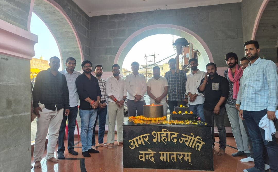 देश के लिए मर मिटने वाले भगत सिंह का नाम भुलाया नहीं जा सकता
अनोखा तीर, हरदा। शहीद-ए-आजम भगत सिंह की जयंती के अवसर पर नगर पालिका हरदा स्थित शहीद गैलरी में भारतीय जनता युवा मोर्चा हरदा द्वारा शहीद भगत सिंह की प्रतिमा पर माल्यार्पण कर श्रद्धांजलि अर्पित की गई। इस अवसर पर भारतीय जनता युवा मोर्चा के कार्यकर्ताओं ने भगत सिंह के जीवन पर प्रकाश डालते हुए कहा कि उनका बलिदान हर युवा के लिए प्रेरणा है। भाजयुमो पूर्व जिला अध्यक्ष विजय जेवल्या ने कहा कि देश के लिए हंसते-हंसते फांसी के फंदे पर झूल जाने वाले शहीद भगत सिंह का नाम कभी भुलाया नहीं जा सकता। उन्होंने कहा कि आज के युवाओं को भगत सिंह के बताए मार्ग पर चलकर राष्ट्र निर्माण में अपनी भूमिका निभानी चाहिए। भगत सिंह का जन्म 27 सितंबर 1907 को लायलपुर जिले के बंगा में हुआ था जो अब पाकिस्तान में है। उनका पैतृक गांव खट्कड़ कलां है जो पंजाब, भारत में है। महज 23 वर्ष की आयु में उन्हें ब्रिटिश सरकार ने फांसी पर चढ़ा दिया था। इस अवसर पर भारतीय जनता युवा मोर्चा पूर्व जिला अध्यक्ष विजय जेवल्या, युवा मोर्चा जिला अध्यक्ष धर्मेंद्र पाल, भूपेंद्र तोमर, अमित चार, संदीप बिश्नोई, विष्णु गोदारा, सुमित गोयल, रोहित लाठी, कंचन सोलंकी, अनिल श्रीवास, रोहित सोनकर, सुनील सेंगवा सहित युवा मोर्चा के कार्यकर्ता उपस्थित रहे।