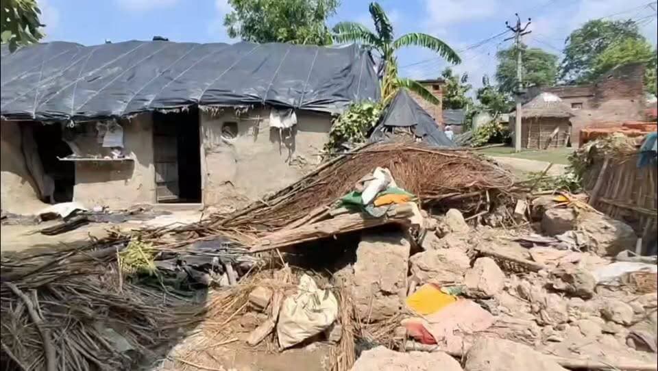 कटरा बाजार के लालपुर में कच्चा मकान गिरने से हादसा
सोते समय दीवाल गिरने से मां बेटे मलबे में दबे
पता चलते ही ग्रामीणों ने दोनों को मलबे से निकाला
लेकिन तब तक मां छब्बा की हो चुकी थी मौत
बेटा शिवकुमार गंभीर रूप से था घायल
शिवकुमार को इलाज के लिए भेजा गया अस्पताल
बारिश में कमजोर हुई दीवार से हादसे की आशंका
कटरा बाजार पुलिस ने बॉडी पोस्टमार्टम को भेजी