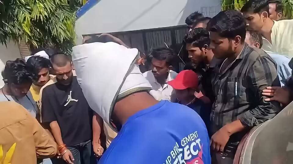 खनियांधाना में गोली चलने की घटना सामने आई है, जिसमें एक युवक के घायल होने की सूचना है। घटना के बाद इलाके में हड़कंप मच गया। घायल युवक को उपचार के लिए अस्पताल ले जाने की जानकारी सामने आई है।