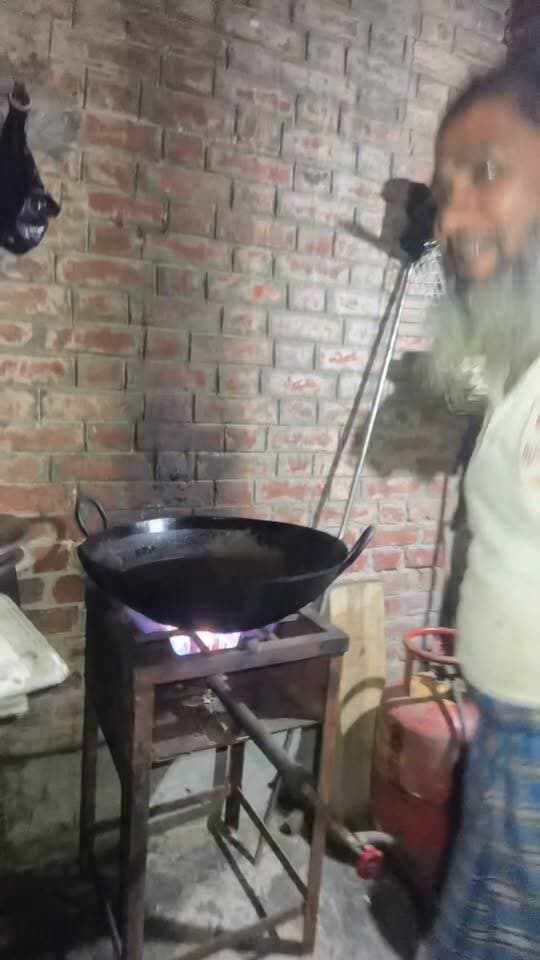 मुहम्मदाबाद गोहना के अंसार नगर की गली में नसीम मछली फ्राई का खास स्वाद, ताजा पापलेट से लेकर स्पाइसी मछली तक उपलब्ध
मुहम्मदाबाद गोहना, मऊ। मछली खाने के शौकीनों के लिए मुहम्मदाबाद गोहना के अंसार नगर की गली में स्थित नसीम मछली फ्राई इन दिनों आकर्षण का केंद्र बनी हुई है। यहां मछली प्रेमियों को ताजा मछली से तैयार किए गए अलग-अलग स्वाद के व्यंजन उपलब्ध कराए जाते हैं। खासतौर पर फ्राई मछली पसंद करने वाले लोग यहां पहुंचकर अपनी पसंद के अनुसार स्वाद का आनंद ले सकते हैं।
#मुहम्मदाबाद_गोहना #मऊ #नसीम_मछली_फ्राई #मछली_फ्राई #फिश_फ्राई #मछली_प्रेमी #ताजा_मछली #पापलेट_फिश #स्पाइसी_फिश #स्वादिष्ट_मछली #अंसार_नगर #MauNews #MuhammadabadGohna #FishFry #FoodLovers #Foodie #LocalFood #MauFood #UPNews #LocalNews