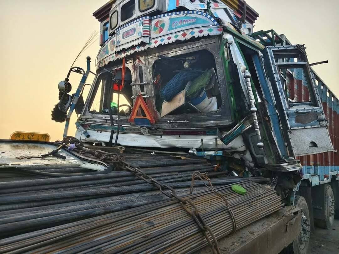 पूर्वांचल एक्सप्रेसवे पर रानीपुर के पास मंगलवार देर रात करीब 2 बजे एक सड़क हादसा हुआ। बिहार से मध्य प्रदेश जा रहा भैंसों से भरा एक ट्रक, एक्सप्रेसवे पर खड़े सरिया लदे ट्रैलर से टकरा गया। इस हादसे में ट्रक में सवार मध्य प्रदेश के तीन पशु व्यापारी घायल हो गए। दो भैंसों के पैर भी टूट गए।
घायल व्यापारियों की पहचान सतीश बघेल, जगदीश यादव और बबलू पाल के रूप में हुई है। ये तीनों मध्य प्रदेश के शोभनगर के रहने वाले हैं और हाजीपुर से भैंसें खरीदकर लौट रहे थे।
ट्रक चालक अंधेरे या तेज रफ्तार के कारण ट्रैलर को देख नहीं पाया और टक्कर मार दी। टक्कर इतनी तेज थी कि ट्रक का अगला हिस्सा बुरी तरह क्षतिग्रस्त हो गया। हादसे के बाद ट्रक का चालक और परिचालक मौके से भाग गए।
यूपीडा टीम और स्थानीय लोगों ने घायलों को अस्पताल पहुंचाया। रानीपुर थाना पुलिस ने दोनों वाहनों को कब्जे में लिया है और आगे की कार्रवाई कर रही है। फरार चालक की तलाश जारी है।