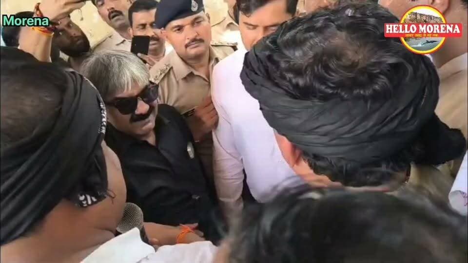 कांग्रेस नेता बोले- हम 2 घंटे से खड़े हैं, प्रशासन को खबर ही नहीं। एसडीएम ने कहा- सामने खड़ा है प्रशासन, मैं हूं प्रशासन👇
वोट चोरी के मुद्दे पर सीईसी ज्ञानेश कुमार के खिलाफ प्रदर्शन के दौरान विधायक दिनेश गुर्जर और पूर्व विधायक सत्यपाल सिंह सिकरवार की एसडीएम से तीखी झड़प।