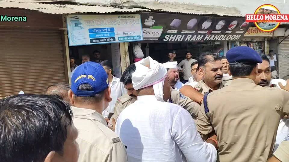 प्रदर्शन में सब इंस्पेक्टर और कांग्रेस नेता के बीच हाथापाई, थानेदार ने कहा- मेरी उंगली काटी, नेता का आरोप, मुझे धक्के मारे👇
कांग्रेस पार्टी के नेता बुधवार को वोट चोरी के मुद्दे पर मुख्य चुनाव आयुक्त ज्ञानेश कुमार के खिलाफ विरोध प्रदर्शन करने पहुंचे थे। इसी दौरान पुतला दहन के वक्त यह वाकया हुआ।