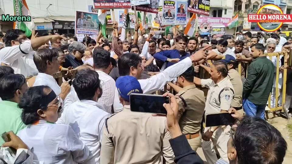 पुलिस रोकती रही, लेकिन बैरिकेड्स धकियाकर पुरानी कलेक्ट्रेट में घुसा कांग्रेसियों का हुजूम👇
कांग्रेस पार्टी के नेता बुधवार को वोट चोरी के मुद्दे पर मुख्य चुनाव आयुक्त ज्ञानेश कुमार के खिलाफ विरोध प्रदर्शन करने पहुंचे थे।