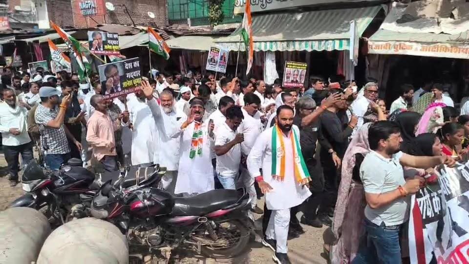 वोट चोरी के मुद्दे पर मुख्य चुनाव आयुक्त ज्ञानेश कुमार के इस्तीफे की मांग को लेकर सड़कों पर उतरे कांग्रेसी👇