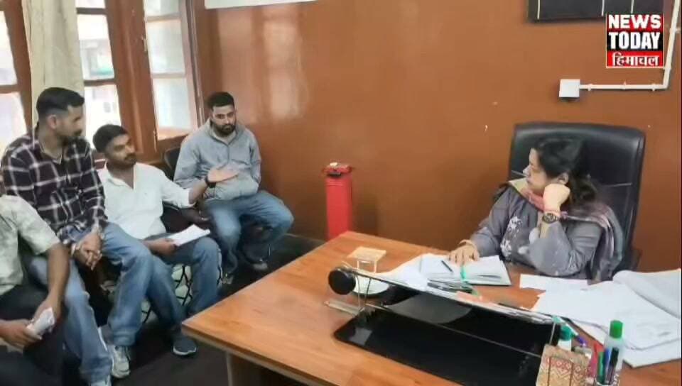 राजगढ़ अस्पताल की स्वास्थ्य सेवाओं पर युवाओं ने उठाए सवाल, डॉक्टरों की नियुक्ति की मांग
युवा क्रांति संगठन ने एसडीएम और बीएमओ को सौंपा ज्ञापन, रोजाना अल्ट्रासाउंड और पर्याप्त दवाइयों की मांग।
न्यूज टुडे हिमाचल के लिए राजगढ़ से रवि दत्त भारद्वाज की रिपोर्ट।