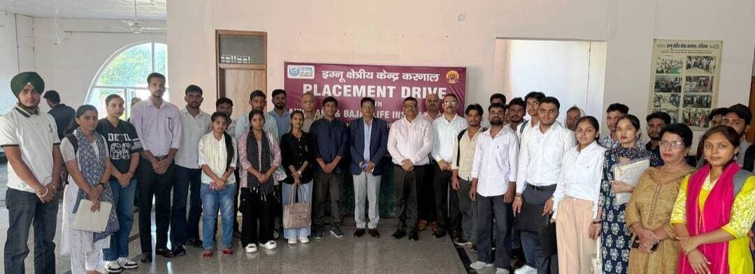 यमुनानगर: हरियाणा राज्य विधिक सेवा प्राधिकरण की मासिक कार्य योजना के अंतर्गत जिला विधिक सेवा प्राधिकरण द्वारा गांव बापा के राजकीय वरिष्ठ माध्यमिक विद्यालय में एक कानूनी जागरूकता शिविर का आयोजन किया गया। इस शिविर में जिला विधिक सेवा प्राधिकरण की सचिव एवं सीजेएम सुमित्रा कादियान व पैनल अधिवक्ता आरती नन्दा के द्वारा विद्यार्थियों को किशोर न्याय अधिनियम मध्यस्थता विधि, मौलिक अधिकार, दहेज प्रथा, बाल विवाह, पोक्सो कानून, सामुदायिक मध्यस्थता केन्द्र, स्थाई लोक अदालत, राष्ट्रीय लोक अदालत, पीड़ित मुआवजा योजना, नालसा के हेल्पलाइन नंबर-15100 के बारे में जानकारी दी।
जिला विधिक सेवा प्राधिकरण की सचिव एवं सीजेएम ने वहां उपस्थित सभी विद्यार्थियों को अपने कानूनी अधिकारों तथा पर्यावरण के प्रति उनके कर्तव्यों के प्रति जागरूक किया और नालसा द्वारा चलाई जा रही विभिन्न स्कीमों के बारे में विस्तार से जानकारी दी। इसी के साथ सभी उपस्थित प्रतिभागियों को आने वाली चौथी राष्ट्रीय लोक अदालत जो कि 12 सितंबर 2026 को आयोजित होनी है, के बारे में जानकारी दी ताकि लोग कोर्ट में लंबित मामलों का आसानी से निपटारा कर सकें। इस अवसर पर विद्यालय के प्रधानाचार्य सुभाष चंद भी उपस्थित रहे।
फोटो नंबर-1
---------------------
इग्नू क्षेत्रीय केन्द्र करनाल में प्लेसमेंट ड्राइव का आयोजन- डॉ. धर्म पाल
विद्यार्थियों को रोजगार के अवसर
यमुनानगर, 30 सितंबर- इंदिरा गांधी राष्ट्रीय मुक्त विश्वविद्यालय (इग्नू) के क्षेत्रीय केन्द्र करनाल द्वारा आज विद्यार्थियों को रोजगार के अवसर उपलब्ध कराने के उद्देश्य से एक प्लेसमेंट ड्राइव का आयोजन किया गया। इस प्लेसमेंट ड्राइव एक्सिस बैंक तथा बजाज लाइफ इंश्योरेंस ने अपनी विभिन्न जॉब ओपनिंग्स के लिए भाग लिया। प्लेसमेंट ड्राइव के दौरान एक्सिस बैंक तथा बजाज लाइफ इंश्योरेंस से आए अधिकारियों द्वारा विद्यार्थियों का साक्षात्कार लिया गया तथा उनकी योग्यता, कौशल एवं रोजगार संबंधी क्षमताओं का आकलन किया गया। एक्सिस बैंक की ओर से आयोजित साक्षात्कार में कुल 17 विद्यार्थियों ने भाग लिया, जिनमें से 13 विद्यार्थियों का प्रशिक्षण हेतु चयन किया गया। चयनित विद्यार्थियों को आगे की प्रक्रिया एवं प्रशिक्षण के संबंध में आवश्यक जानकारी प्रदान की गई। इसी प्रकार बजाज लाइफ इंश्योरेंस द्वारा आयोजित साक्षात्कार में 15 विद्यार्थियों ने भाग लिया। कंपनी के अधिकारियों ने विद्यार्थियों से बातचीत कर उपलब्ध रोजगार अवसरों के संबंध में जानकारी साझा की तथा उनकी उपयुक्तता का आकलन किया।
इस अवसर पर इग्नू क्षेत्रीय केन्द्र करनाल के क्षेत्रीय निदेशक एवं प्रमुख डॉ. धर्म पाल ने कहा कि इग्नू विद्यार्थियों को गुणवत्तापूर्ण शिक्षा प्रदान करने के साथ-साथ उन्हें रोजगार एवं करियर के बेहतर अवसर उपलब्ध कराने के लिए भी निरंतर प्रयासरत है। इस प्रकार के प्लेसमेंट ड्राइव विद्यार्थियों को सीधे उद्योग एवं कॉर्पोरेट क्षेत्र से जुडऩे तथा अपनी योग्यता के अनुरूप रोजगार के अवसर प्राप्त करने में महत्वपूर्ण भूमिका निभाते हैं। उन्होंने कहा कि इग्नू क्षेत्रीय केन्द्र करनाल द्वारा भविष्य में भी विद्यार्थियों के लिए विभिन्न कंपनियों एवं संस्थानों के सहयोग से इस प्रकार के प्लेसमेंट एवं करियर ओरिएंटेशन कार्यक्रम आयोजित किए जाएंगे, ताकि विद्यार्थी शिक्षा के साथ-साथ रोजगार की दिशा में भी आगे बढ़ सकें।
प्लेसमेंट ड्राइव में विद्यार्थियों ने उत्साहपूर्वक भाग लिया और कंपनियों के प्रतिनिधियों से रोजगार एवं करियर से संबंधित जानकारी प्राप्त की। कार्यक्रम के माध्यम से विद्यार्थियों को शिक्षा से रोजगार की ओर आगे बढ़ने के लिए एक महत्वपूर्ण मंच उपलब्ध हुआ। कार्यक्रम के सफल आयोजन में क्षेत्रीय केन्द्र के अधिकारियों एवं कर्मचारियों का महत्वपूर्ण योगदान रहा।
इस अवसर पर डॉ. अमित कुमार जैन, रोबिन वर्मा, श्रीमती किरण सचदेवा, सुनील कुमार, जगबीर सिंह सहित क्षेत्रीय केन्द्र के अन्य अधिकारी एवं कर्मचारी उपस्थित रहे।
