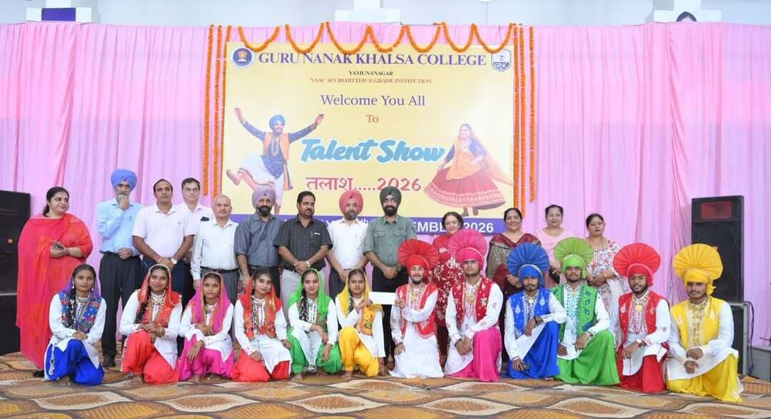 गुरु नानक खालसा कॉलेज, यमुनानगर ने टैलेंट शो "तलाश 2026" का आयोजन किया
गुरु नानक खालसा कॉलेज, यमुनानगर की कल्चरल कमिटी ने कुरुक्षेत्र यूनिवर्सिटी, कुरुक्षेत्र के युवा और सांस्कृतिक मामलों के विभाग के निर्देशों और गाइडलाइंस के अनुसार, बहुप्रतीक्षित टैलेंट शो "तलाश 2026" का सफलतापूर्वक आयोजन किया।
कार्यक्रम की शुरुआत कॉलेज एंथम और पारंपरिक रूप से दीप प्रज्वलित करके की गई।
कल्चरल कमिटी के कोऑर्डिनेटर डॉ. तिलक राज ने कॉलेज के प्रिंसिपल डॉ. अरविंदर सिंह भल्ला का गर्मजोशी से स्वागत किया, जो मुख्य अतिथि के तौर पर कार्यक्रम में शामिल हुए। अपने संबोधन में, प्रिंसिपल डॉ. अरविंदर सिंह भल्ला ने छात्रों के उत्साह की सराहना की और उन्हें अपनी प्रतिभा को निखारते रहने के लिए प्रोत्साहित किया। उन्होंने याद दिलाया कि 'तलाश' जैसे मंच जीवन में बड़ी उपलब्धियों की ओर बढ़ने के लिए सीढ़ी का काम करते हैं।
कार्यक्रम में कई तरह की सांस्कृतिक प्रस्तुतियां हुईं, जिनमें गायन, सोलो डांस, ग्रुप डांस, मोनो एक्टिंग, मिमिक्री और वाद्य यंत्र वादन शामिल थे, जिनमें छात्रों की समृद्ध और विविध प्रतिभा देखने को मिली। 'तलाश 2026' के साहित्यिक और रचनात्मक कार्यक्रमों के तहत, विमेन सेल ने कविता और भाषण प्रतियोगिता, पेंटिंग प्रतियोगिता और क्विज़ प्रतियोगिता का आयोजन किया।
जज- डॉ. अमरजीत सिंह, डॉ. विनय चंदेल और डॉ. रमनदीप महल - ने विभिन्न सांस्कृतिक कार्यक्रमों के विजेताओं की घोषणा की। सोलो डांस में लक्ष्मी, नवजोत और अमन ने क्रमशः पहला, दूसरा और तीसरा स्थान हासिल किया। ग्रुप डांस में नव का ग्रुप पहले, शालू का ग्रुप दूसरे और सुमन का ग्रुप तीसरे स्थान पर रहा। गायन श्रेणी में शिवम, सूर्यांश और जीवन ने क्रमशः पहला, दूसरा और तीसरा स्थान प्राप्त किया। वाद्य यंत्र वादन में शिवम पहले स्थान पर रहे, जबकि मिमिक्री में अतुल, निदेश और सूर्यांश ने स्थान हासिल किए। मोनो एक्टिंग में आकाश, सूर्यांश और आदित्य ने क्रमशः पहला, दूसरा और तीसरा स्थान प्राप्त किया।
विमेन सेल की कोऑर्डिनेटर डॉ. नीना पुरी ने साहित्यिक और रचनात्मक कार्यक्रमों के नतीजों की घोषणा की। भाषण प्रतियोगिता में वृंदा, पलक और श्री ने क्रमशः पहला, दूसरा और तीसरा स्थान हासिल किया। कविता प्रतियोगिता में श्रेय, रिद्धि और अतुल क्रमशः पहले, दूसरे और तीसरे स्थान पर रहे। पेंटिंग प्रतियोगिता में नैन्सी, जसप्रीत और गगनदीप ने क्रमशः पहला, दूसरा और तीसरा स्थान प्राप्त किया। क्विज़ प्रतियोगिता में टीम एफ़ , टीम बी और टीम ए क्रमशः पहले, दूसरे और तीसरे स्थान पर रहीं।
अंत में, वाइस प्रिंसिपल डॉ. जसविंदर कौर और सभी फैकल्टी सदस्यों ने विजेताओं को नकद पुरस्कार दिए। मंच का संचालन प्रो. शिव और डॉ. नेहा ने किया।
कल्चरल कमिटी और विमेन सेल के सभी सदस्यों ने सभी विजेताओं और प्रतिभागियों को उनके उत्साहपूर्ण भाग लेने और बेहतरीन प्रदर्शन के लिए बधाई दी।
गवर्निंग बॉडी और मैनेजिंग कमिटी के प्रेसिडेंट सरदार रणदीप सिंह जौहर ने छात्रों के सर्वांगीण विकास को बढ़ावा देने के महत्व पर ज़ोर दिया और इतने ज्ञानवर्धक और शानदार कार्यक्रम के आयोजन के लिए कॉलेज की तारीफ़ की।