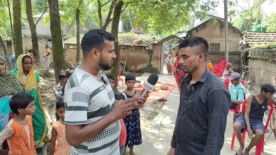 রেজিনগর উপনির্বাচনে প্রচার রেলিতে চকলেট করাতে গিয়ে মৃত জেসমিনা খাতুন।