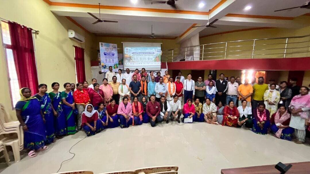 ✨ *स्वच्छता ही सेवा 2026 एवं सेवा संकल्प अभियान*✨
🧹 *सफ़ाई मित्र सुरक्षा एवं सम्मान समारोह*🧹
नगर पालिक निगम जगदलपुर द्वारा सफ़ाई मित्रों एवं स्वच्छता दीदियों के सम्मान, सुरक्षा एवं स्वास्थ्य को लेकर कार्यक्रम आयोजित किया गया।
🌸 सफ़ाई मित्रों एवं स्वच्छता दीदियों का सम्मान
🩺 स्वास्थ्य परीक्षण किया गया
💳 NAMASTE कार्ड प्रदान किए गए
🦺 सफ़ाई मित्रों को PPE Kit प्रदान की गई
📋 विभिन्न शासकीय योजनाओं की जानकारी दी गई एवं पात्र हितग्राहियों को लाभ दिलाने हेतु मार्गदर्शन किया गया।
🙏 हमारे सफ़ाई मित्र शहर की स्वच्छता के सच्चे नायक हैं। उनके सम्मान, सुरक्षा और स्वास्थ्य के प्रति हम सभी की जिम्मेदारी है।
#SwachhataHiSeva2026 #SevaSankalp #SafaiMitra #SwachhtaDidi