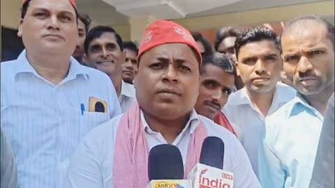 हक़ की लड़ाई में कदम बढ़ाएंगे,
किसानों के सम्मान की आवाज़ उठाएंगे।
जो अन्न उगाता है देश के लिए,
उसके हक़ के लिए हम लड़ जाएंगे।
आज माननीय विधायक श्री ब्रजेश यादव जी के निर्देश पर किसानों की विभिन्न समस्याओं को लेकर मुख्यमंत्री जी के नाम एक ज्ञापन एसडीएम सहसवान को सौंपा इस दौरान मीडिया बाइट...
#SamajwadiParty #KisanIssues #sahaswan