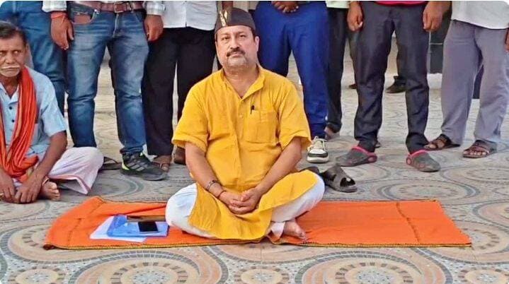 बाढ़ पीड़ितों की मांग को लेकर गमछा बिछाकर धरने पर बैठे विधायक विनय बिहारी, बोले- CM के आने तक नहीं उठूंगा....see more