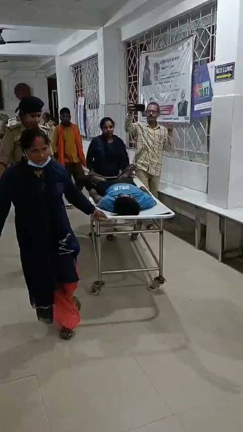 चाकू के बल पर युवती के अपहरण का आरोप, होटल में दुष्कर्म की शिकायत; नेपाल भागने से पहले आरोपी गिरफ्तार
बेगूसराय: युवती के अपहरण और होटल में दुष्कर्म के आरोप से जुड़ा मामला सामने आया है। आरोप है कि चाकू की नोक पर युवती को अपने साथ ले जाया गया और बाद में होटल में उसके साथ दुष्कर्म किया गया।
घटना के बाद नेपाल भागने की कोशिश कर रहे मुख्य आरोपी को पुलिस ने गिरफ्तार कर लिया। गिरफ्तारी के दौरान आरोपी के घायल होने की भी जानकारी सामने आई है।
पुलिस ने आरोपी को हिरासत में लेकर मामले की जांच शुरू कर दी है। युवती के बयान, मेडिकल जांच और उपलब्ध साक्ष्यों के आधार पर आगे की कानूनी कार्रवाई की जा रही है।
#Begusarai #BiharNews #CrimeNews #BegusaraiNews #BreakingNews #CrimeUpdate #LatestNews #BiharCrime #NewsUpdate