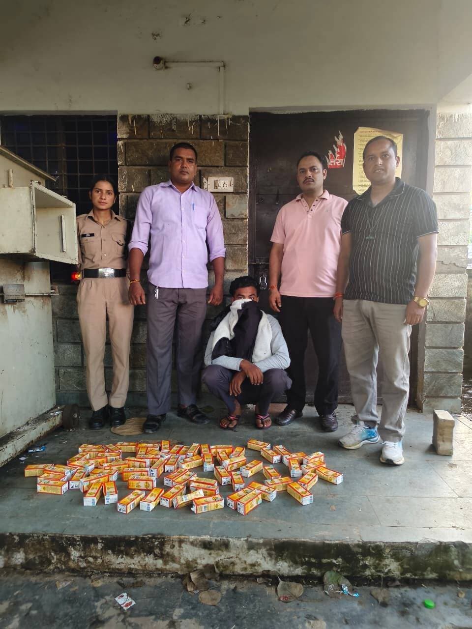 🚨बालावाला-नेहरूग्राम में आबकारी विभाग की छापेमारी, दो आरोपी गिरफ्तार
देहरादून। अवैध शराब की बिक्री और तस्करी के खिलाफ आबकारी विभाग का विशेष प्रवर्तन अभियान जारी है। इसी अभियान के तहत आबकारी विभाग की टीम ने बालावाला और नेहरूग्राम क्षेत्र में छापेमारी कर दो आरोपियों को गिरफ्तार किया।
प्रभारी सहायक आबकारी आयुक्त श्रीमती प्रेरणा बिष्ट के निर्देशन और आबकारी निरीक्षक जयवीर सिंह के नेतृत्व में टीम ने बालावाला क्षेत्र की एक दुकान पर छापा मारा। तलाशी के दौरान 56 पाउच माल्टा देशी शराब और 20 पव्वे अंग्रेजी शराब बरामद हुए। मौके से अवैध शराब की बिक्री के आरोप में राजू कुमार निवासी बिजनौर, उत्तर प्रदेश, हाल निवासी बालावाला, देहरादून को गिरफ्तार किया गया।
इसके बाद टीम ने नेहरूग्राम स्थित दुर्गा बेकरी के समीप नलकूप पानी की टंकी पर दबिश दी। तलाशी के दौरान 67 पव्वे माल्टा टेट्रा पैक देशी शराब बरामद हुई। पुलिस/आबकारी टीम ने मौके से सागर कटारिया निवासी बागपत, उत्तर प्रदेश, हाल निवासी नेहरूग्राम, देहरादून को गिरफ्तार किया।
दोनों आरोपियों के खिलाफ आबकारी अधिनियम के तहत वैधानिक कार्रवाई की गई है।