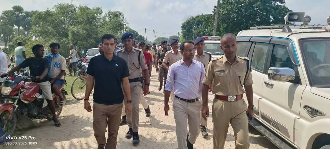 सारण तटबंध में संभावित रिसाव की सूचना पर जिला प्रशासन अलर्ट, प्रभावित क्षेत्र का डीएम ने स्वयं किया दौरा और निरीक्षण,
मकेर प्रखंड के हेजलपुर एवं बाधाकोल में सुरक्षात्मक कार्य तेज
छपरा 30 सितंबर 2026
मकेर प्रखंड अंतर्गत सारण तटबंध में दो स्थानों पर संभावित रिसाव की सूचना प्राप्त होते ही जिला प्रशासन पूरी तरह सजग एवं अलर्ट मोड में है। जिला पदाधिकारी सारण श्री वैभव श्रीवास्तव के निर्देश पर संबंधित पदाधिकारियों एवं तकनीकी टीमों द्वारा स्थिति की लगातार निगरानी की जा रही है।
- मकेर प्रखंड के हेजलपुर एवं बाधाकोल में तटबंध पर संभावित रिसाव की सूचना प्राप्त हुई है। सूचना मिलते ही जिला पदाधिकारी सारण, श्री वैभव श्रीवास्तव ने स्वयं प्रभावित क्षेत्र का दौरा किया तथा जल संसाधन विभाग एवं बाढ़ नियंत्रण प्रमंडल की टीमों को तत्काल स्थल पर पहुंचकर आवश्यक निरोधात्मक एवं सुरक्षात्मक कार्य करने का निर्देश दिया गया है।
- संभावित रिसाव वाले स्थलों पर बालू भरे बोरे, बल्ले सहित अन्य आवश्यक सुरक्षात्मक सामग्री पर्याप्त मात्रा में उपलब्ध रखने तथा आवश्यकता के अनुसार तत्काल उपयोग सुनिश्चित करने का निर्देश दिया गया है।
- स्थिति पर सतत निगरानी एवं त्वरित कार्रवाई के लिए एसडीआरएफ एवं एनडीआरएफ की टीमों को भी प्रतिनियुक्त किया गया है।
- तटबंध के समीप एवं संभावित बाढ़ प्रभावित आबादी वाले क्षेत्रों में लोगों की सुरक्षा को प्राथमिकता देते हुए आवश्यकतानुसार सुरक्षित निष्क्रमण एवं सुरक्षित ठहराव की व्यवस्था के लिए संबंधित पदाधिकारियों को निर्देशित किया गया है।
- प्रभावित क्षेत्रों में नावों के परिचालन एवं उपलब्धता को लेकर भी संबंधित पदाधिकारियों को आवश्यक निर्देश दिए गए हैं।
- जिला प्रशासन द्वारा सभी संबंधित विभागों को आपसी समन्वय के साथ पूरी तत्परता से कार्य करने तथा तटबंध से संबंधित किसी भी सूचना पर तत्काल कार्रवाई सुनिश्चित करने का निर्देश दिया गया है। ज्ञातव्य है कि यहां कटाव स्थल,हैजलपुर(मकेर) में दिन में और रात में भी भोजन कराने के लिए कम्युनिटी किचन की व्यवस्था कर दी गई है और लोगों के स्वास्थ्य सुरक्षा हेतु मेडिकल कैंप भी संचालित है।
जिला प्रशासन द्वारा आमजन से अपील की गई है कि तटबंध एवं नदी के आसपास अनावश्यक रूप से न जाएं तथा प्रशासन द्वारा जारी निर्देशों का पालन करें। किसी भी आपात स्थिति में संबंधित प्रशासनिक पदाधिकारियों को तत्काल सूचना दें।