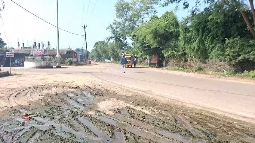 छतरपुर के पूर्व बाइपास बगराजन मंदिर के पास गौशाला तिराहे पर किस बात कि वसूली चल रही है।
आखिर यहां क्या नगरपालिका ने अनुमति दे रखी है ?