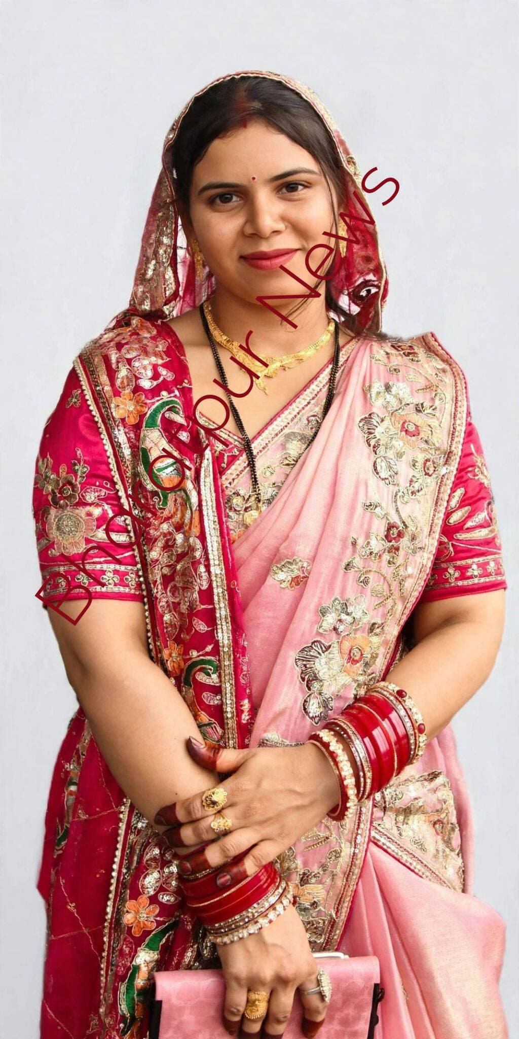 *भरतपुर:* मथुरा गेट थाना क्षेत्र की लक्ष्मी नगर कॉलोनी में नवविवाहिता ने फांसी लगाकर जान दे दी। मृतका की शादी 10 माह पहले प्रशांत यादव से हुई थी। पिता राजेश कुमार ने ससुराल पक्ष पर दहेज हत्या का आरोप लगाया है। आरोप है कि स्कॉर्पियो गाड़ी की मांग को लेकर बेटी को प्रताड़ित किया जाता था। पुलिस को मौके से दो पेज का सुसाइड नोट भी मिला है। सूचना पर सीओ सिटी आसमां वासवानी मौके पर पहुंचीं। शव को मोर्चरी में रखवाकर पोस्टमार्टम कराया जा रहा है, एफएसएल टीम साक्ष्य जुटा रही है।