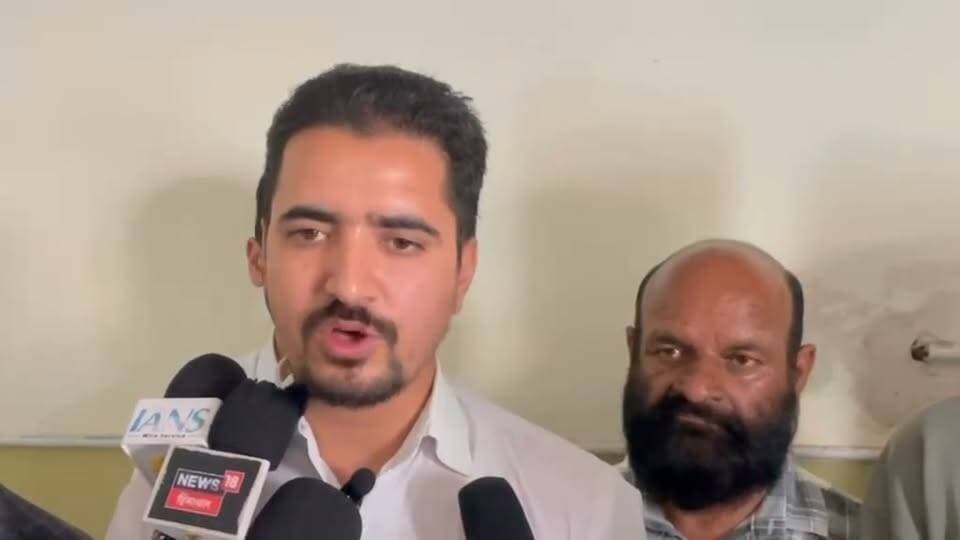 चुनाव आयुक्त की के इस्तीफे को लेकर सोलन में एकत्र हुए लोग...