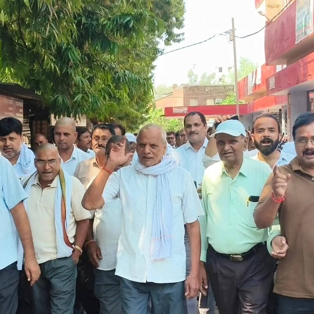 #Balrampur ! #उतरौला में दाखिल-खारिज ऑनलाइन करने के विरोध में वकीलों का प्रदर्शन, श्यामा प्रसाद मुखर्जी चौराहे तक निकाला जुलूस...
#उतरौला (#बलरामपुर)। दाखिल-खारिज (म्यूटेशन) के मुकदमों की प्रक्रिया ऑनलाइन किए जाने के शासन के फैसले के खिलाफ उतरौला तहसील के अधिवक्ताओं का विरोध प्रदर्शन जारी है। बुधवार को अधिवक्ता संघ के नेतृत्व में वकीलों ने तहसील परिसर से श्यामा प्रसाद मुखर्जी चौराहे तक जुलूस निकालकर सरकार विरोधी नारेबाजी की। इस दौरान उप-निबंधक कार्यालय में बैनामा कार्य पूरी तरह ठप रहा।
अधिवक्ता संघ उतरौला के अध्यक्ष प्रहलाद यादव और महामंत्री रवि मिश्रा की अगुवाई में दर्जनों अधिवक्ताओं ने तहसील परिसर से जुलूस निकाला। जुलूस मुख्य मार्ग से होते हुए श्यामा प्रसाद मुखर्जी चौराहे तक पहुंचा, जहां वकीलों ने अपनी मांगों के समर्थन में जमकर नारेबाजी की। जुलूस के दौरान सुरक्षा व्यवस्था बनाए रखने के लिए भारी संख्या में पुलिस बल तैनात रहा। हालांकि, इस प्रदर्शन से आवागमन सामान्य बना रहा और यातायात प्रभावित नहीं हुआ।
उधर, अधिवक्ताओं द्वारा जमीन की रजिस्ट्री के कार्य के बहिष्कार के कारण उप-निबंधक (सब-रजिस्ट्रार) कार्यालय उतरौला में दिनभर सन्नाटा पसरा रहा। एक भी बैनामा न होने से सरकार को लाखों रुपये के राजस्व का नुकसान उठाना पड़ रहा है। अधिवक्ताओं का कहना है कि जब तक उनकी मांगों पर विचार नहीं किया जाता, तब तक आंदोलन जारी रहेगा।
#utraula #balrampur
